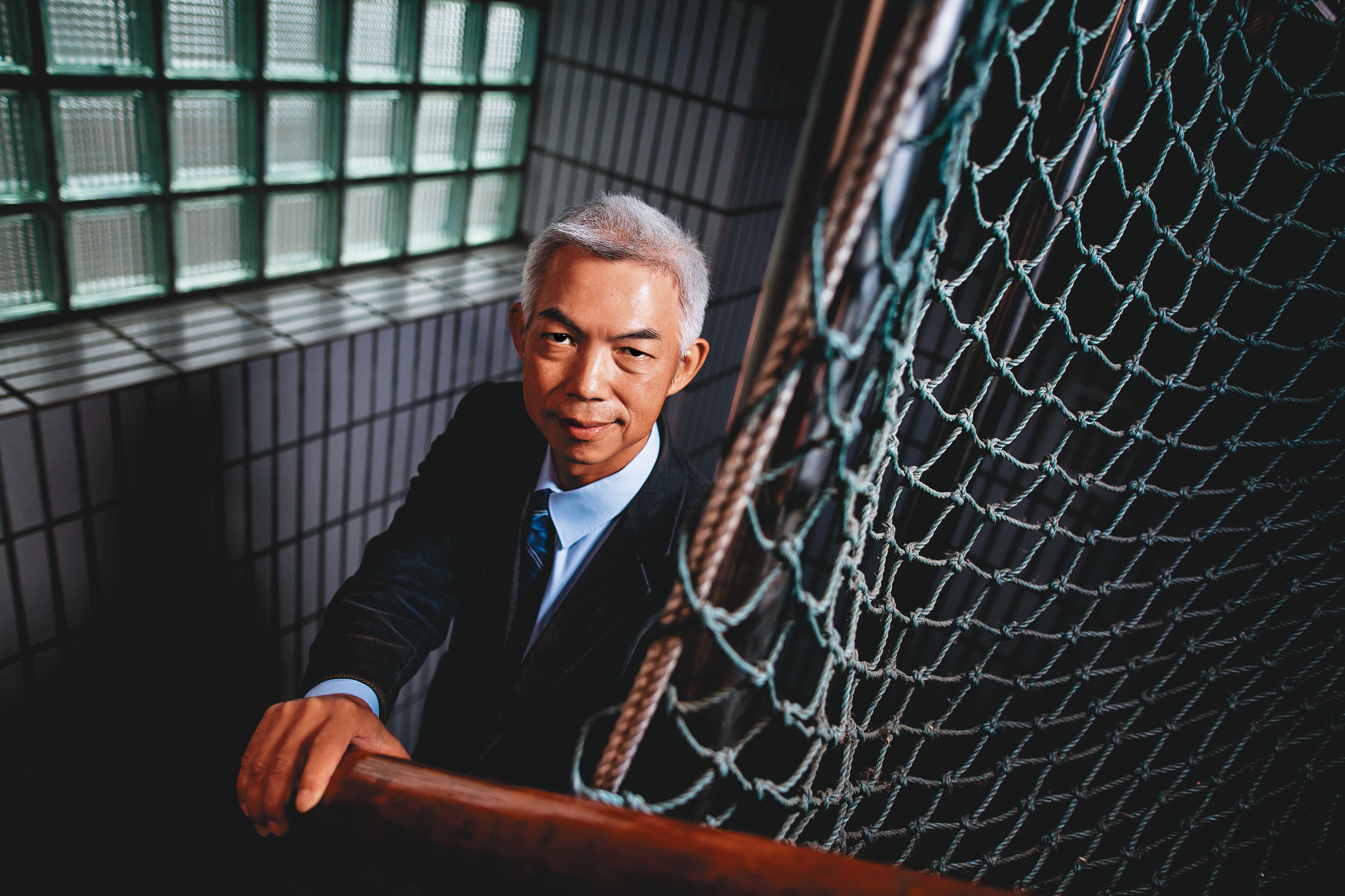 尤伯祥個性直率,他笑說,剛出道當律師半年時,就在法庭上跟法官大吵。那年代少有律師敢當庭嗆法官。