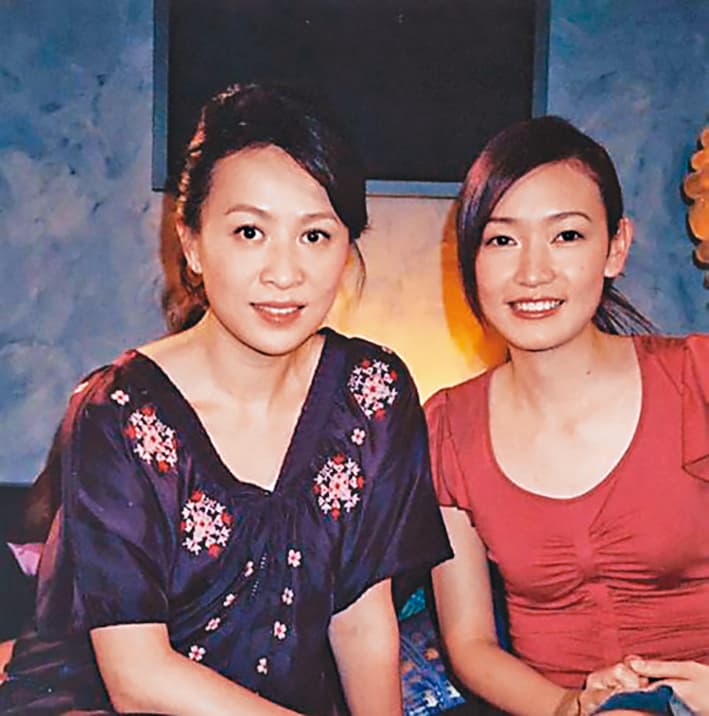 潘慧如(右)在香港主持華娛電視《天下娛樂通》時,曾透過製作單位邀劉嘉玲擔任嘉賓。