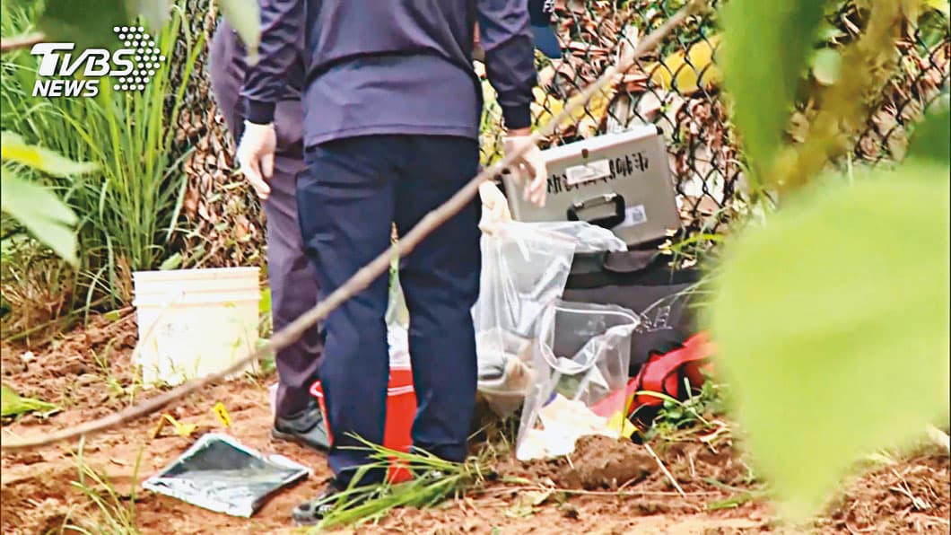 桶屍案曝光後,警方趕到現場蒐證、鑑識。(翻攝TVBS新聞)