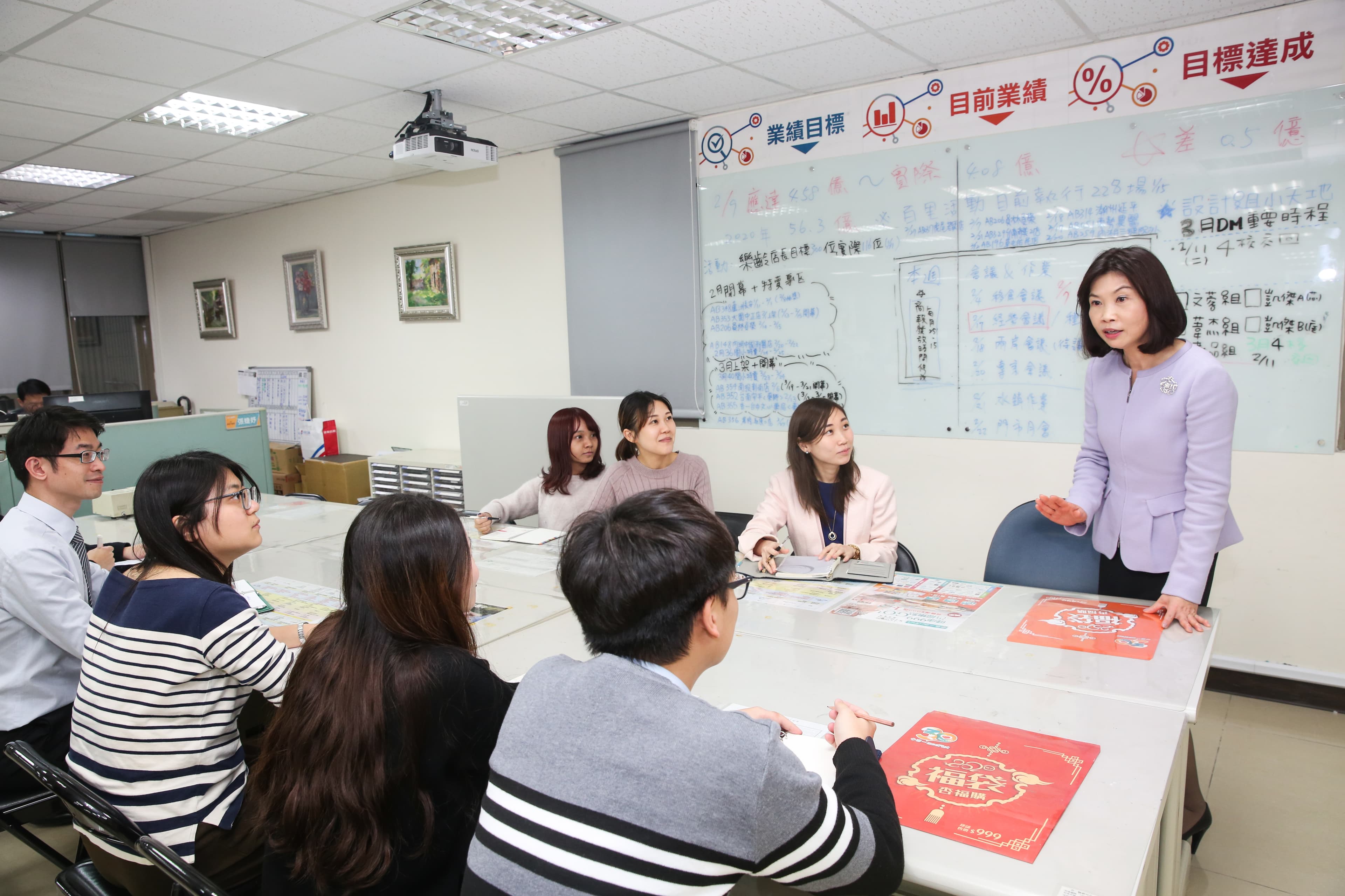 陳麗如重視員工教育訓練,她會親自編撰講義與門市銷售SOP,奠定團隊紮實基礎。