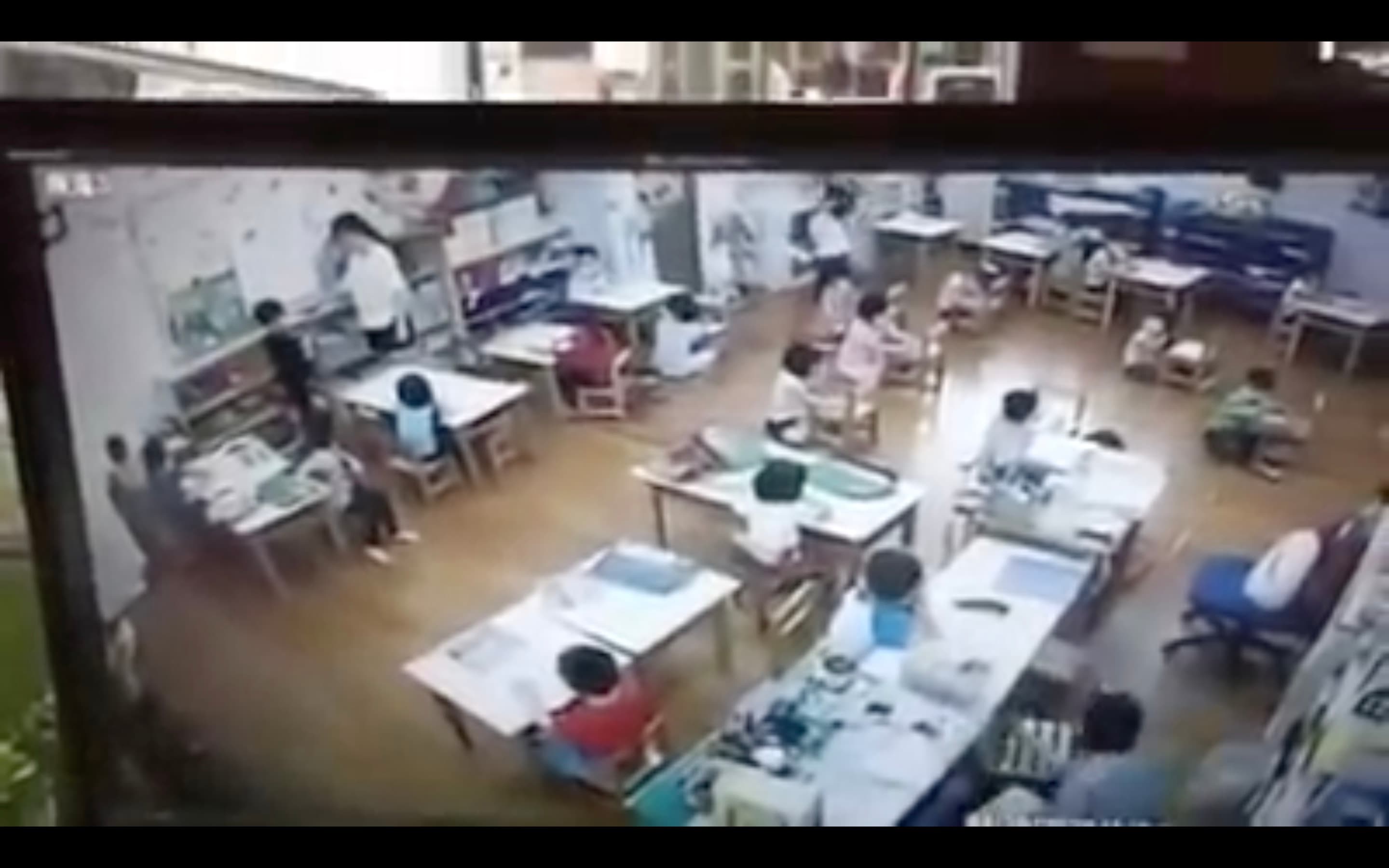 教師不僅將孩童扯頭髮拖行到角落，還出手打男孩頭部。（翻攝爆料公社）