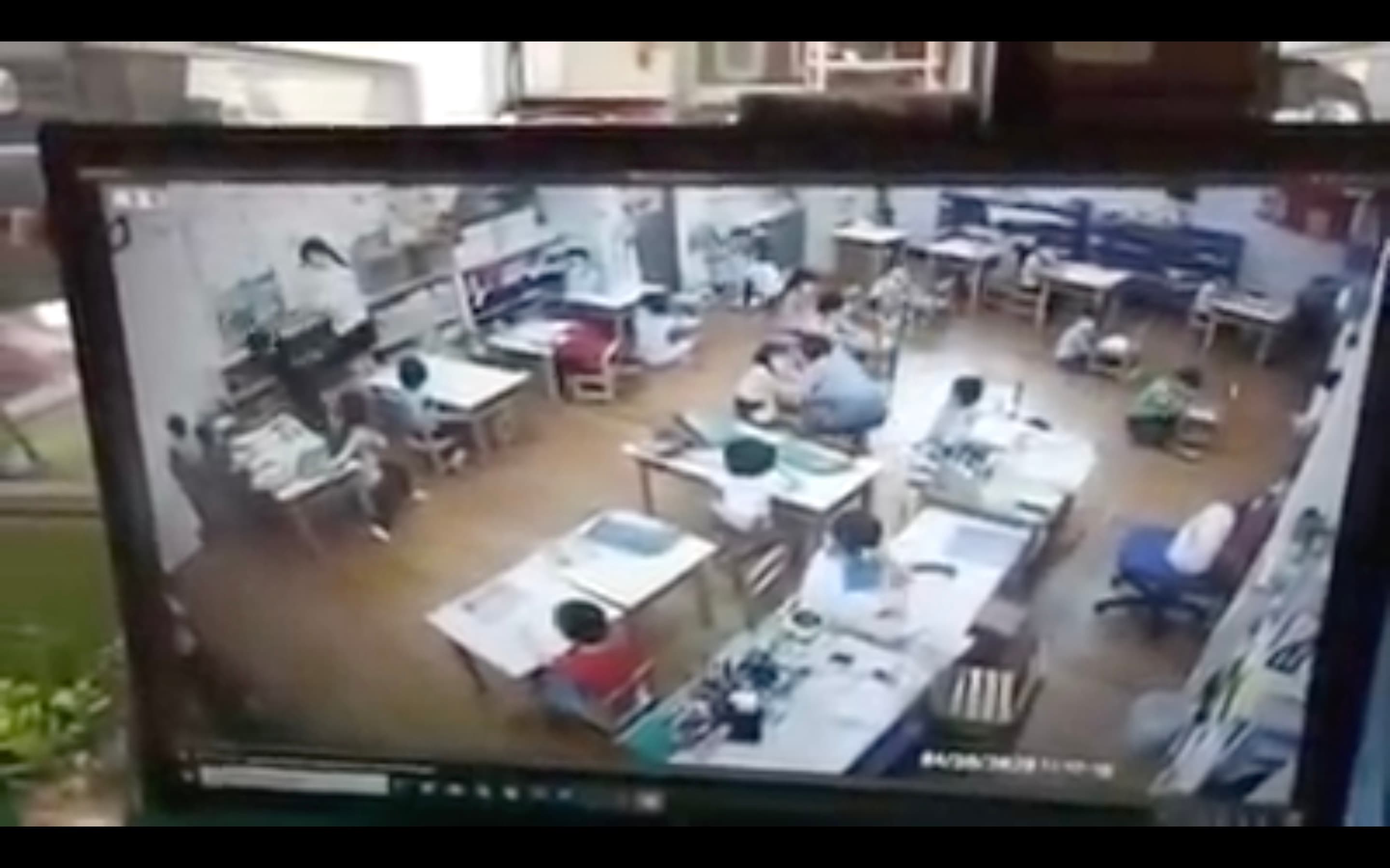 教師不僅將孩童扯頭髮拖行到角落，還出手打男孩頭部。（翻攝爆料公社）