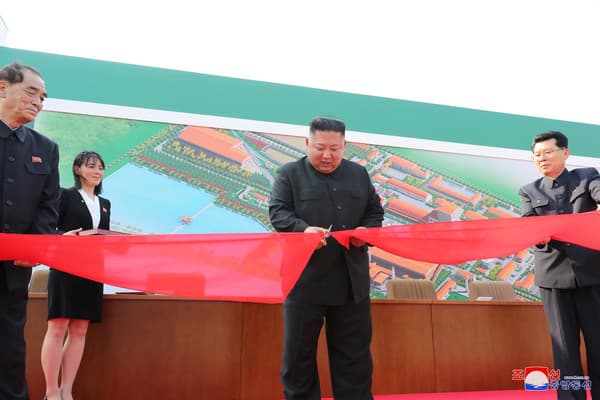 金正恩笑著出席剪綵典禮,破除身亡謠言。(翻攝自推特)