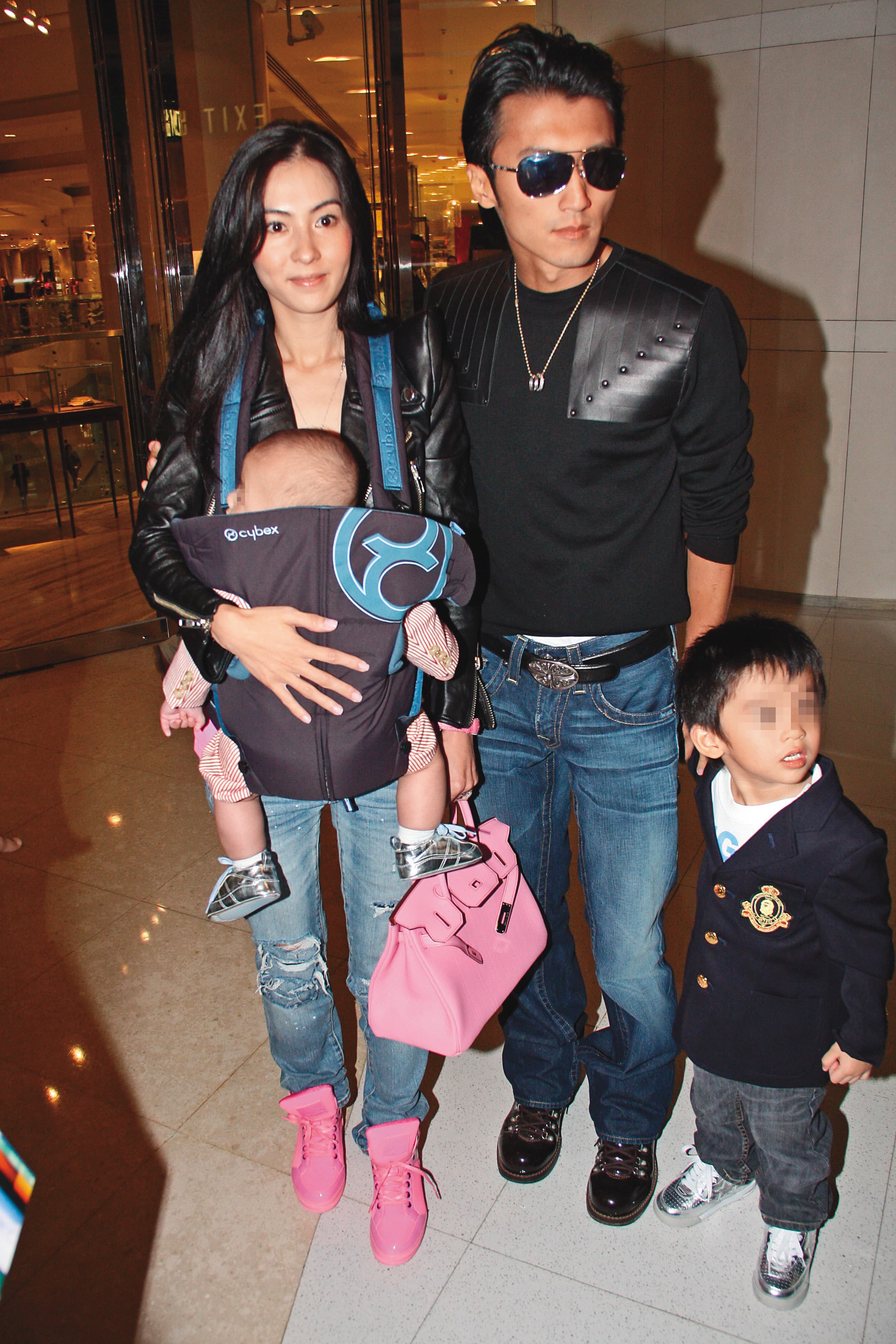 謝霆鋒(右2)與張栢芝(左1)僅維持了5年婚姻,兩人生下Lucas(右1)與Quintus兄弟,都由張栢芝撫養。(東方IC)