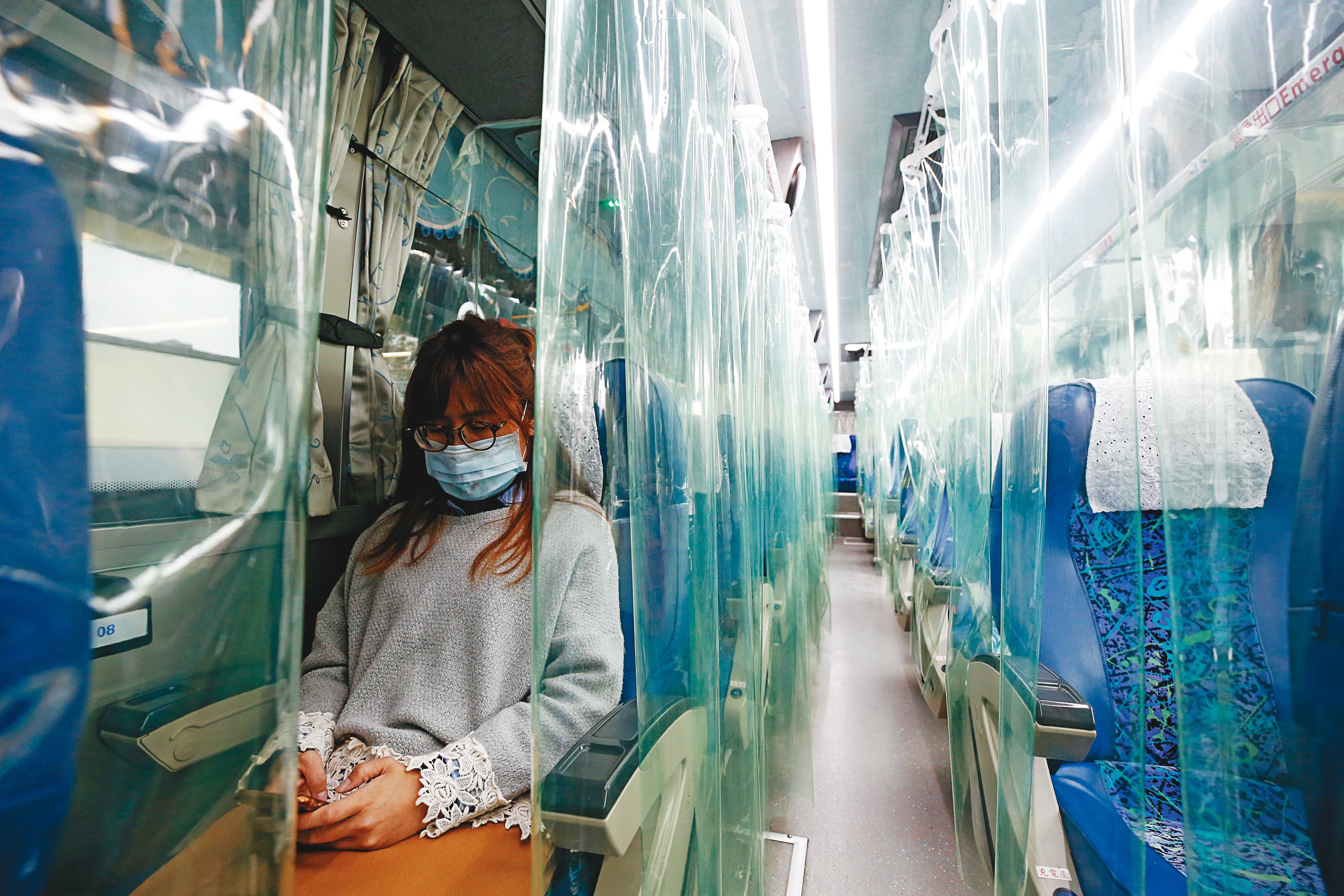 疫情當前,國道客運業者如臨大敵,甚至在車上加裝透明防疫隔簾,希望降低民眾搭乘疑慮。