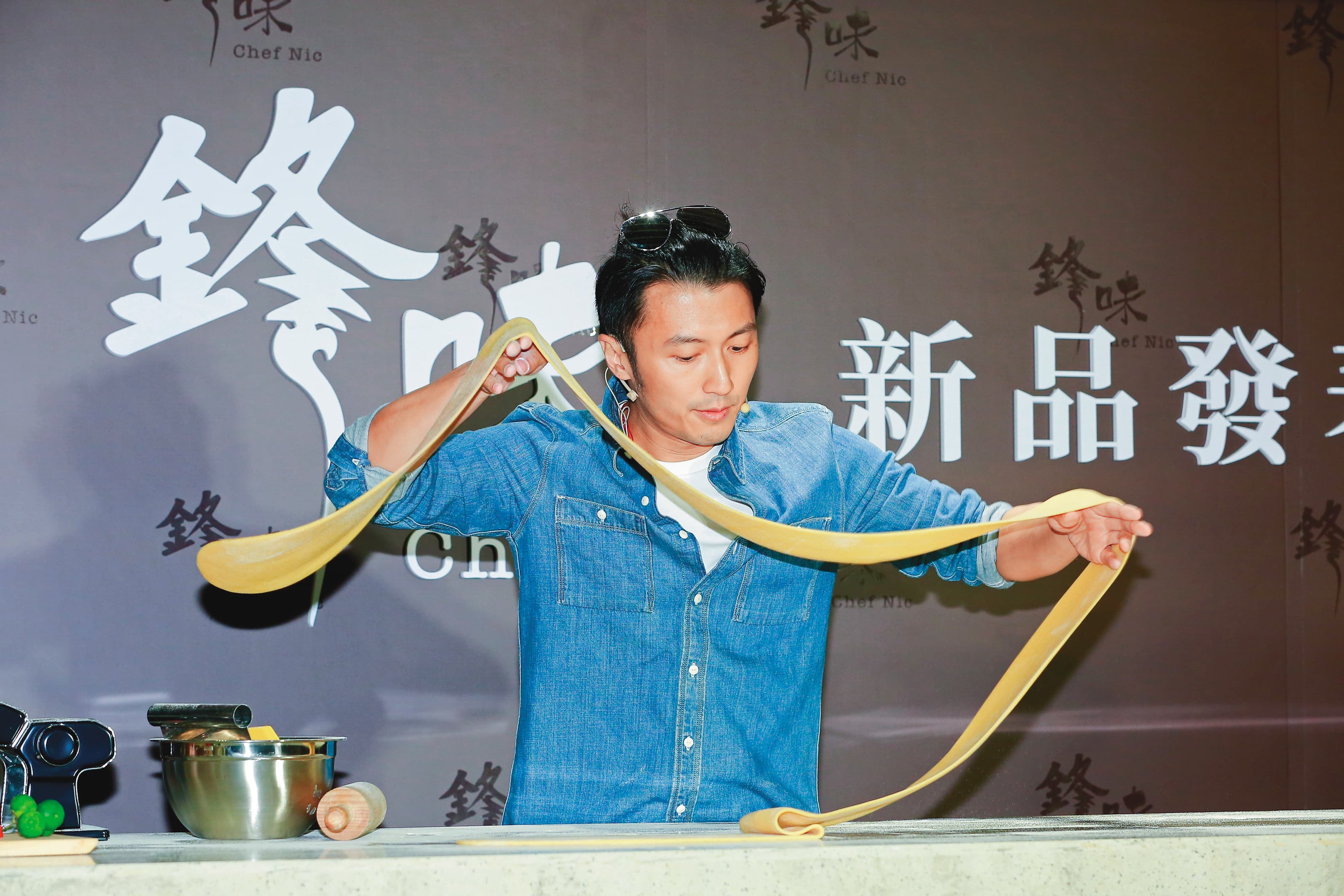 除了藝人身分,謝霆鋒近年醉心當廚師,成立個人飲食品牌「鋒味」,不僅賣曲奇,還賣拌麵、奶茶等。