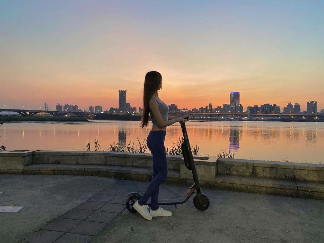 不過雖然有美景，網友還是立刻注意到她的好身材。（翻攝自翁滋蔓IG）