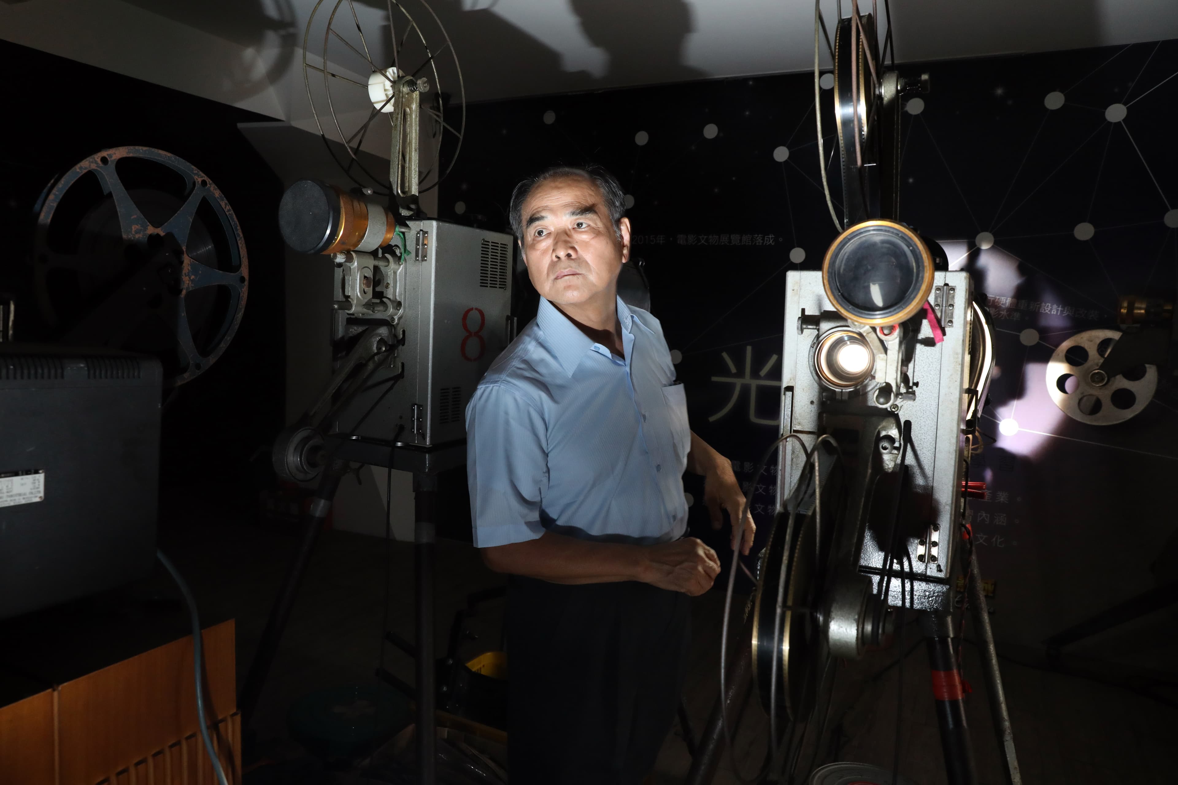黃炳熙10多歲就踏入電影圈，近年他將珍藏的碳棒放映機、老膠卷等珍貴文物公開展示，在影城打造免費參觀的電影文物館。
