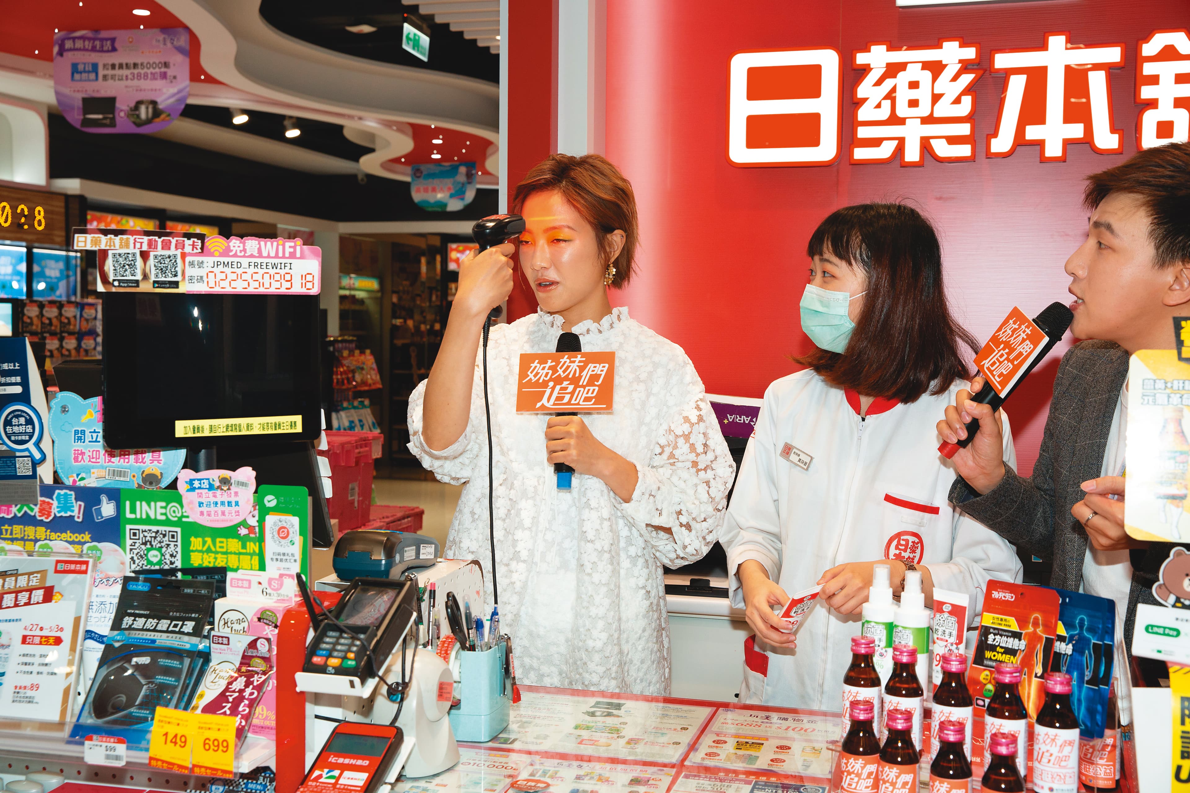 小8出席公益活動時雖然不改女諧星本性,回首5年前跟嚴爵的舊情也是有血有淚。