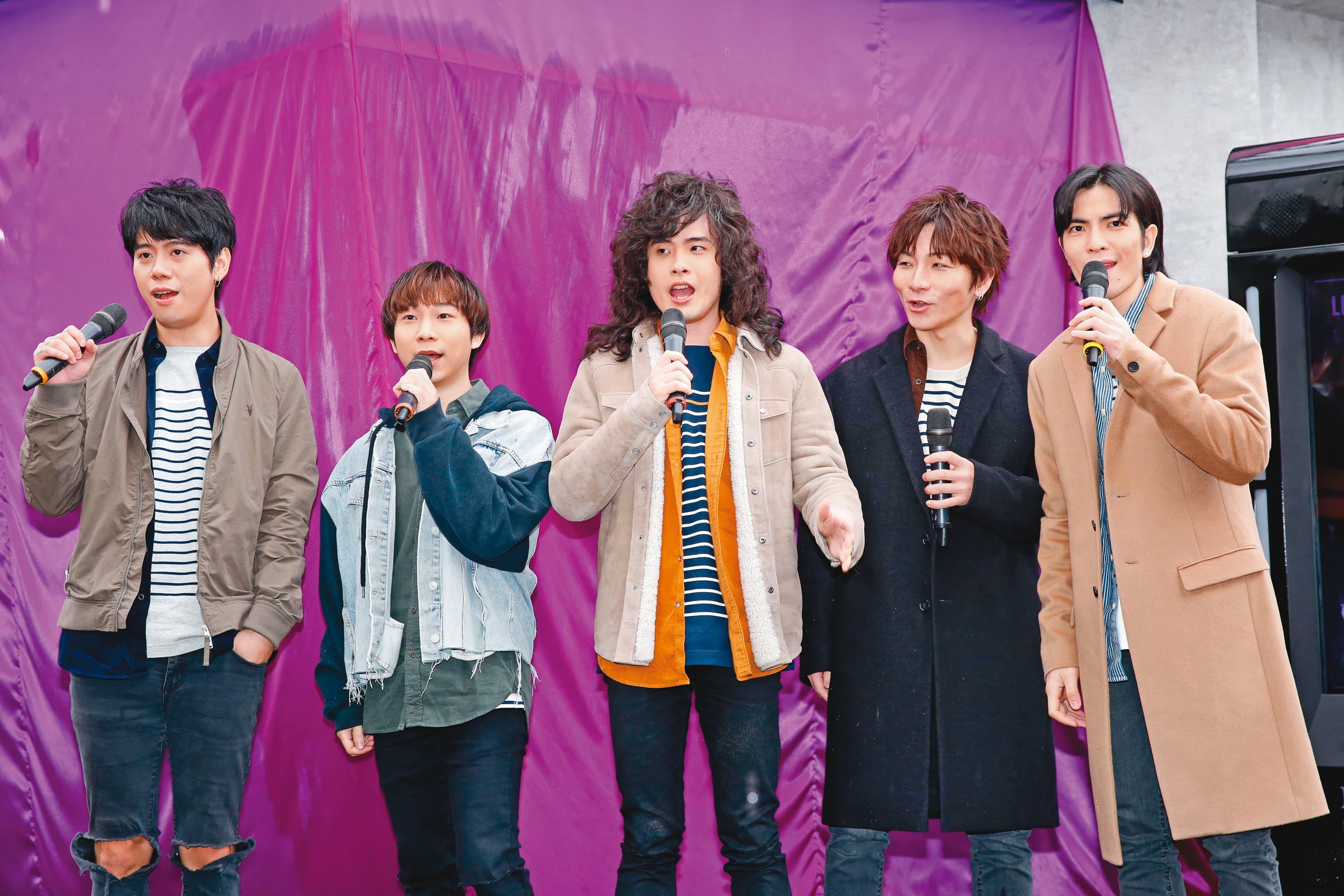 蕭敬騰(右一)不遺餘力地提攜自己所組的樂團「獅子LION」(原名「獅子合唱團」)。