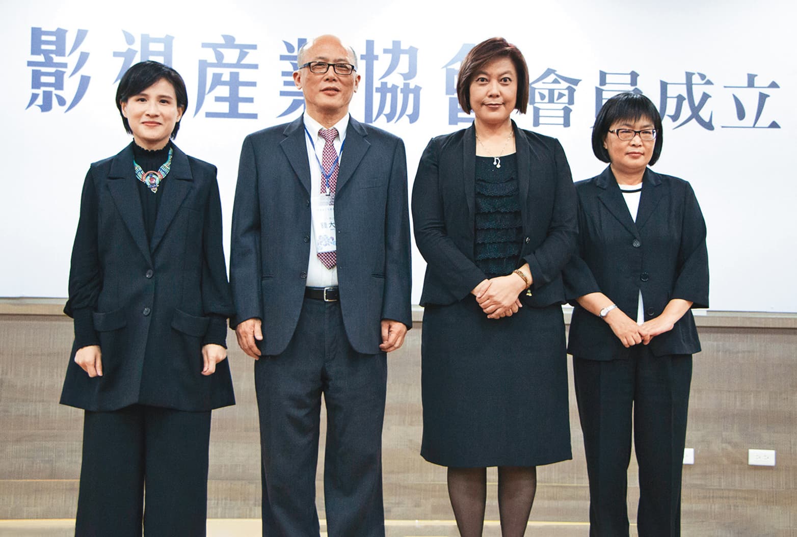 2017年台灣線上影視產業協會成立,由錢大衛(左二)擔任理事長,與文化部長鄭麗君(左)等人合影。(LiTV提供)