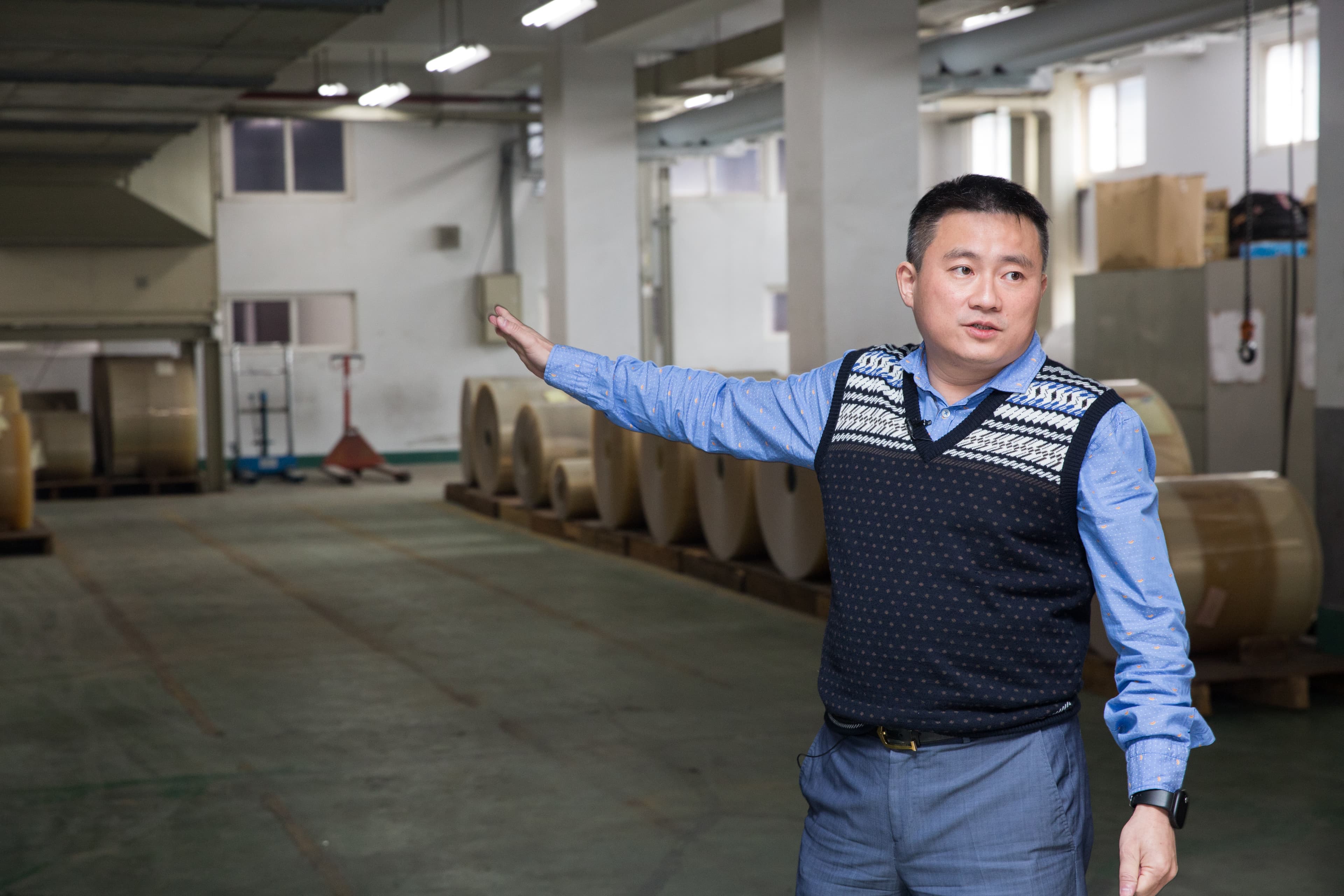 潘威志說，在限塑政策上路後的那幾年，公司營業狀況急遽往下掉，沒現金買原料，整個工廠靜悄悄，幾乎處於倒閉邊緣。