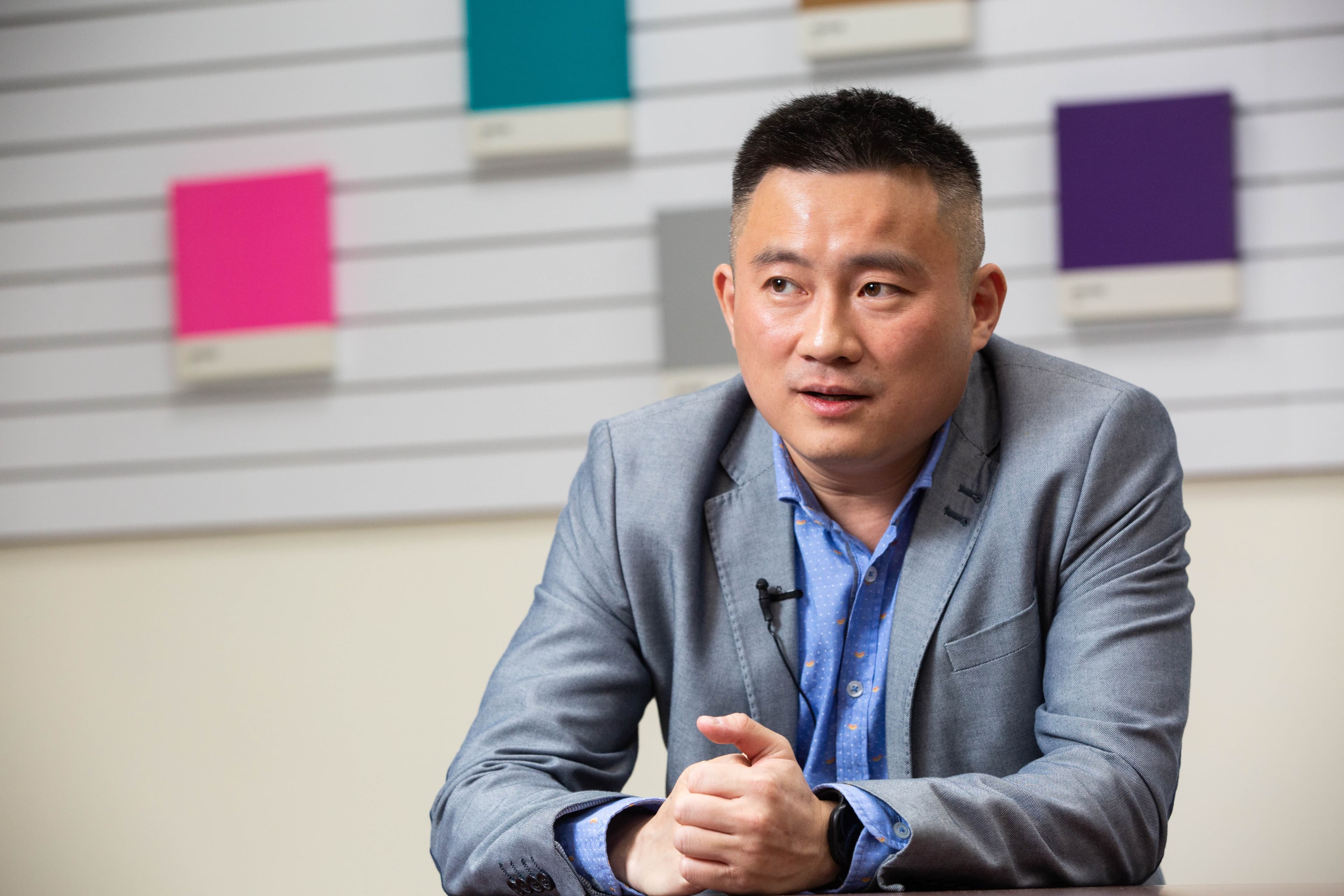 潘威志說，限塑政策上路後，父母因投資方向分歧漸漸出現決裂，夾在父母中間，他左右為難、兩面都不討好。