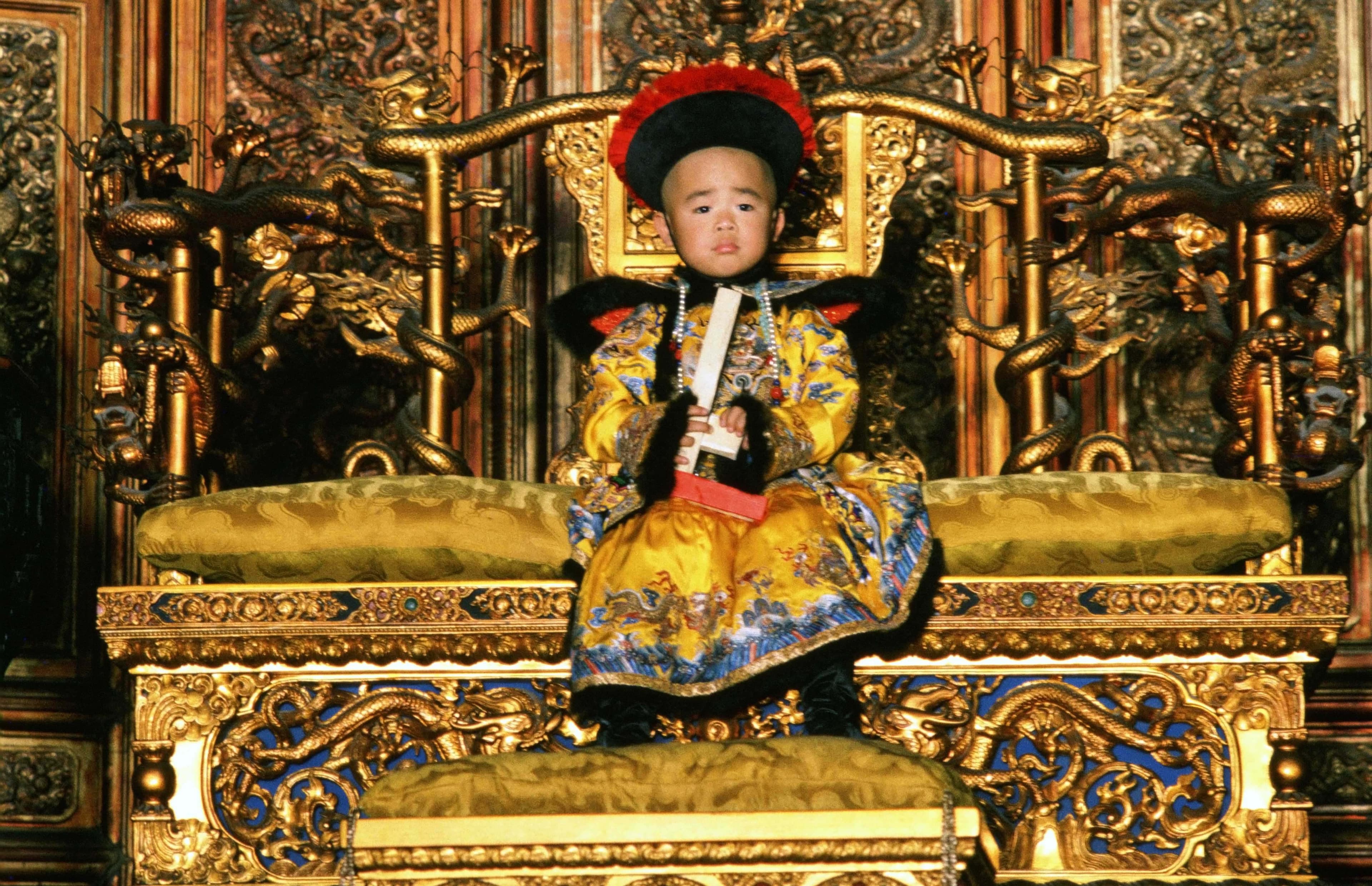《末代皇帝》獲准進入太和殿拍攝,小演員也登上龍椅。(甲上提供)