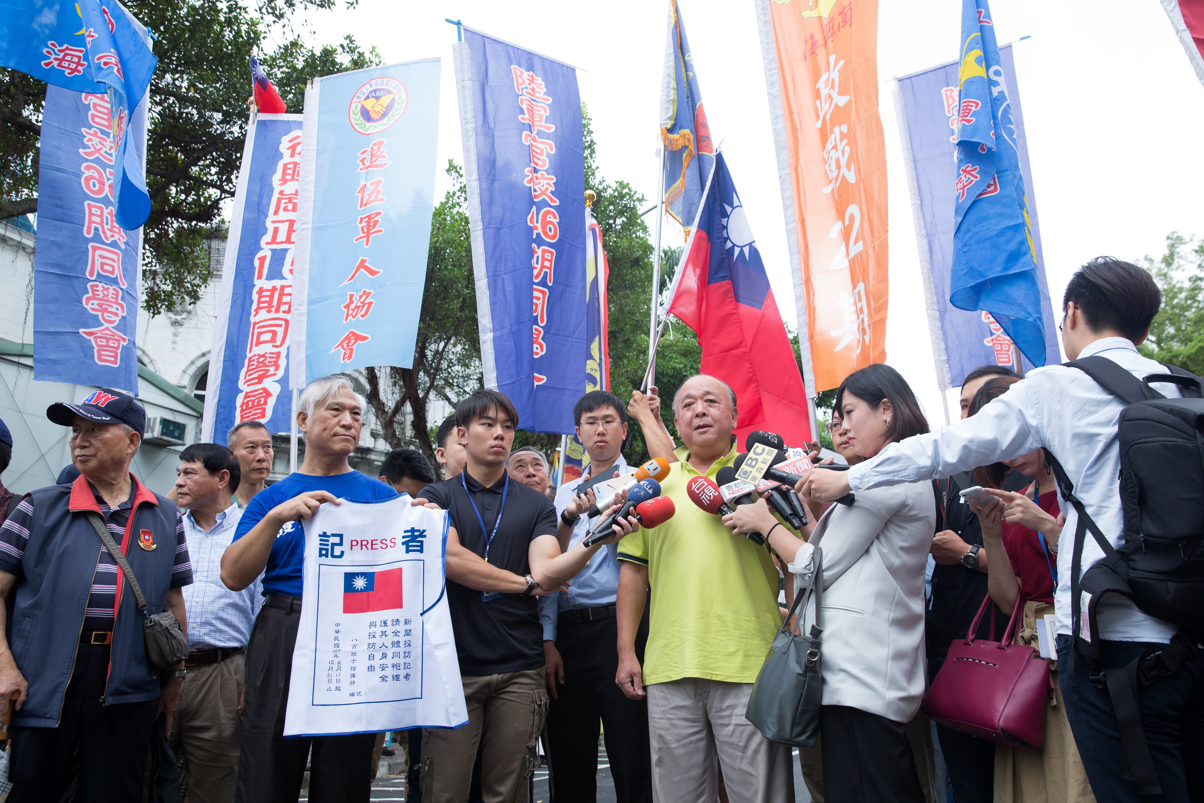 2018年6月,立法院召開臨時會審查軍人年改案,反年改團體「800壯士」到場集結,吳斯懷當時接受媒體聯訪,批評政府把軍人當免洗筷,用過就丟。