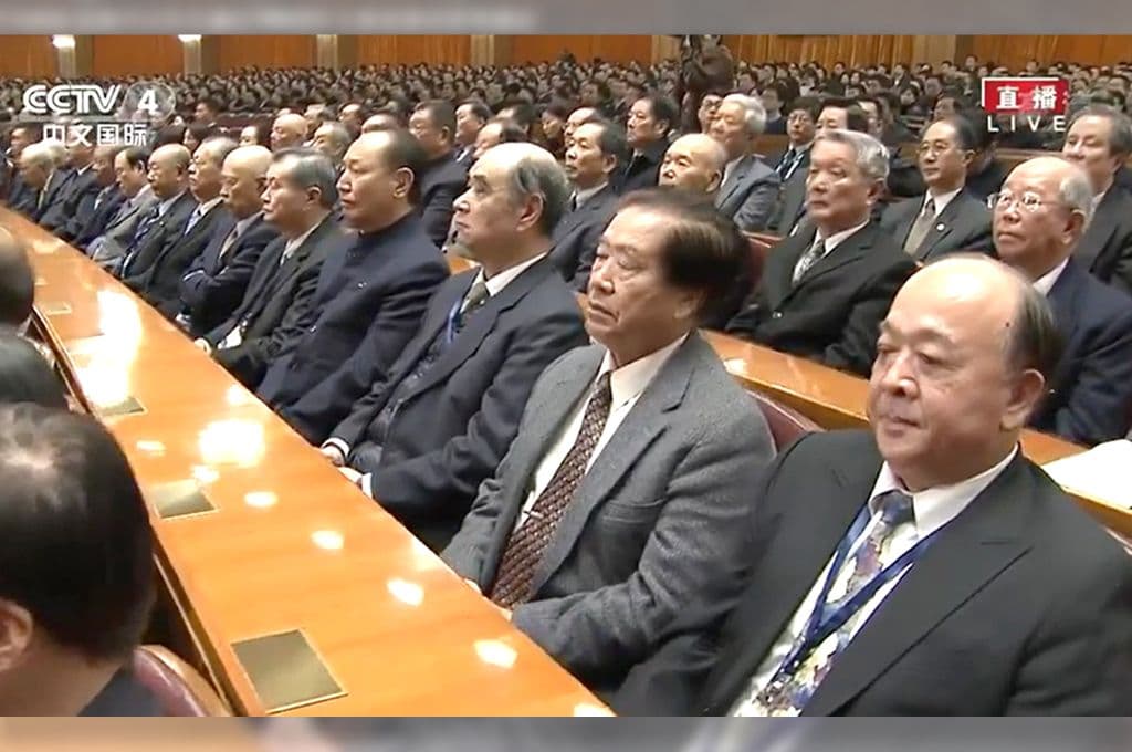 2016年,中共高規格紀念孫中山誕辰,吳斯懷(右下)與其他中華民國退將赴陸出席相關活動,央視播出畫面顯示,這些退將正襟危坐聆聽習近平談話,一張「台下聽訓」照片,引發爭議至今。(翻攝央視)