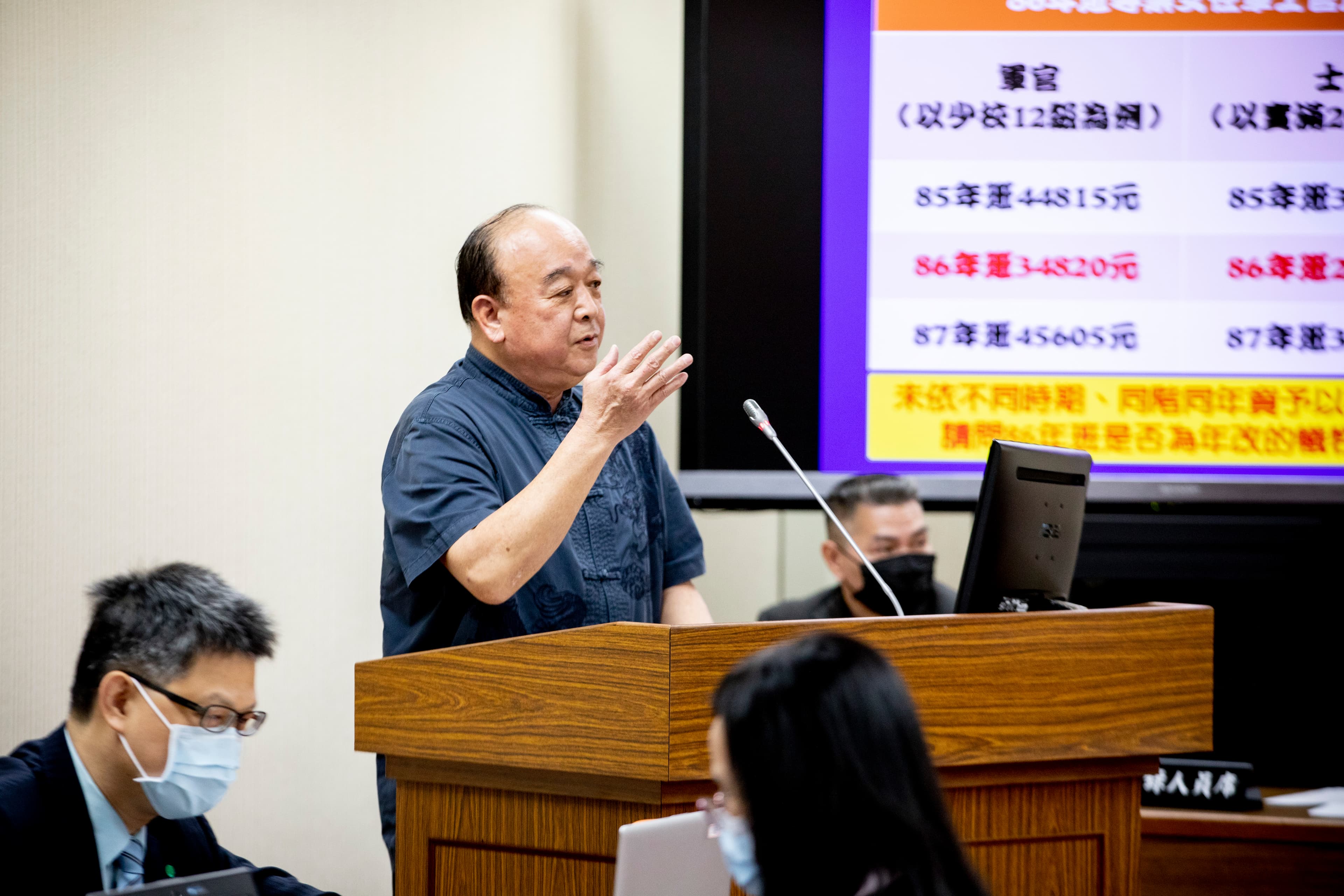 無緣國防委員會的吳斯懷，進了衛環委員會，從書面質詢到口頭質詢都被外界檢視。