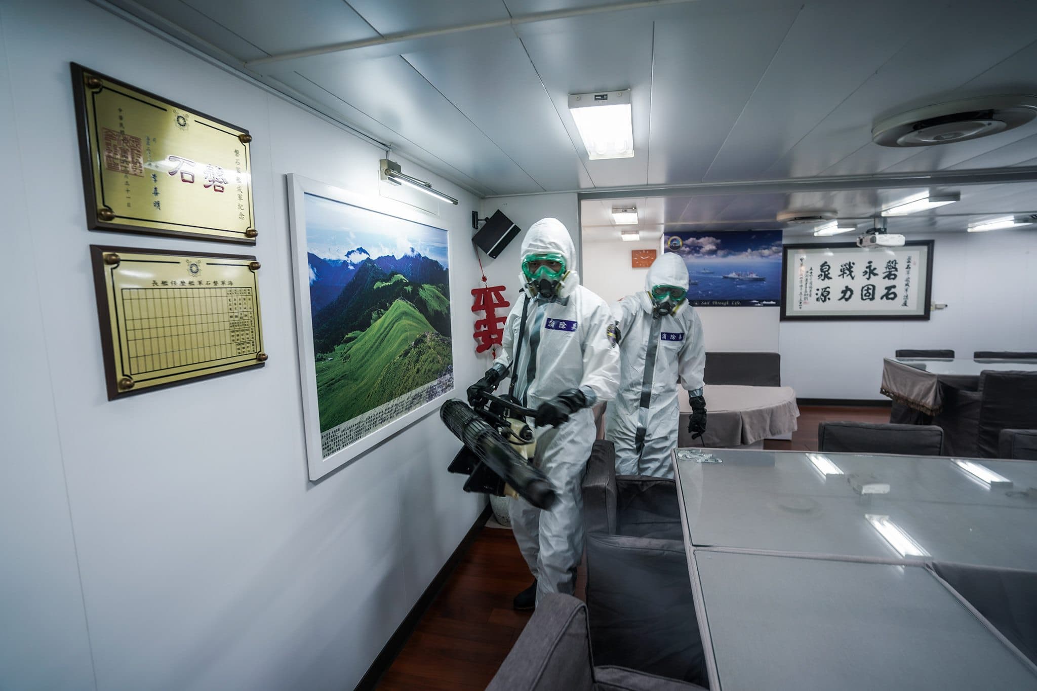 海軍敦睦遠航訓練支隊日前進行任務艦消毒,由陸軍39化兵群官兵支援消毒作業。(翻攝中華民國海軍臉書)