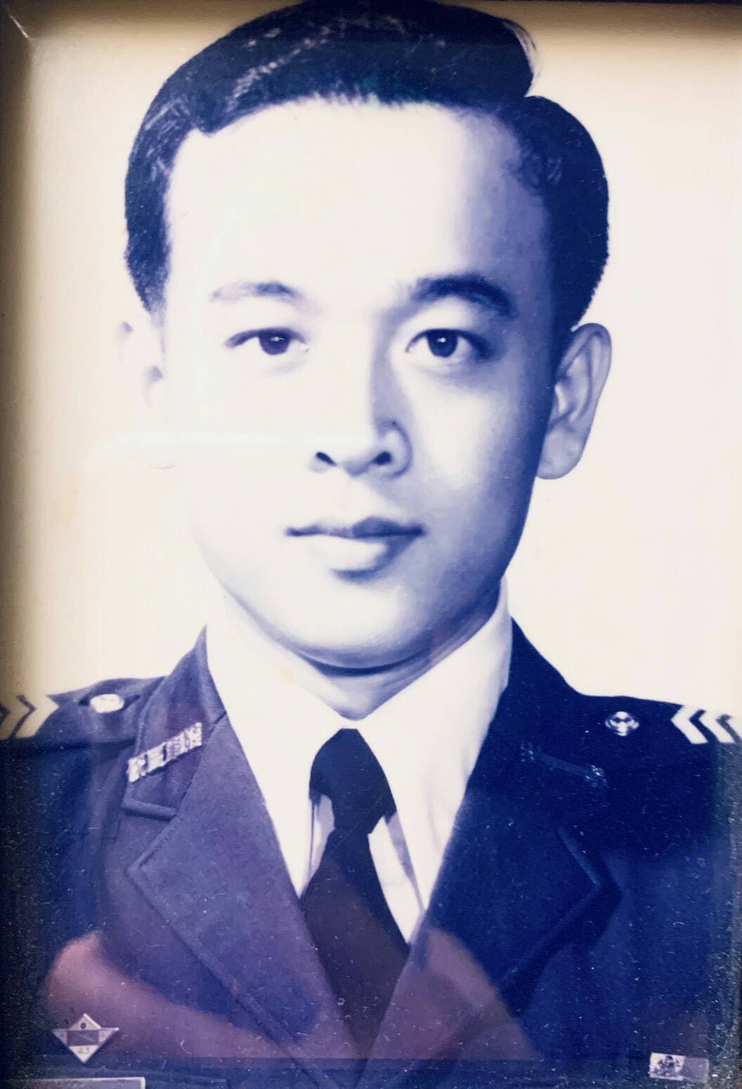 「這是我。我也曾經年輕過。」吳斯懷秀出就讀軍校時的照片,又說了冷笑話,「我太太說要申請國賠。二十多歲那麼帥,現在操成這個樣子。頭髮都沒了,呵呵呵。」(吳斯懷提供)