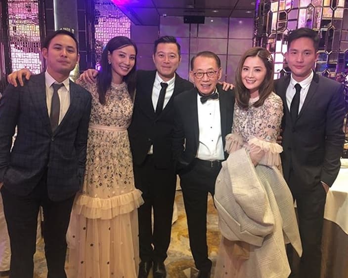 阿嬌在香港舉行結婚婚宴,阿Sa(右二)罕見帶男友石恆聰(右一)一同出席,並與老闆楊受成(右三)合照。(翻攝鄭希怡IG)