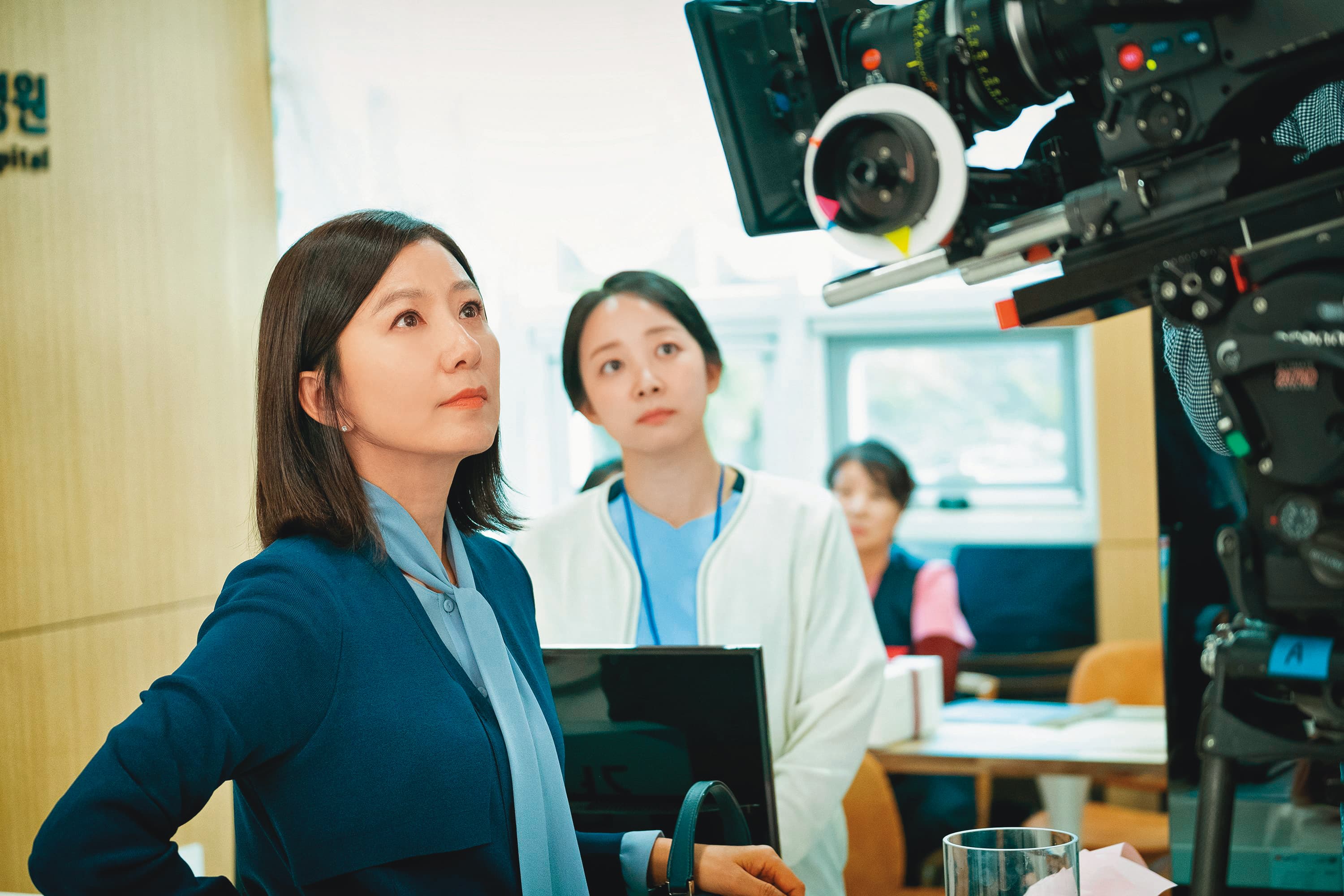 金喜愛(左)精準詮釋冷漠與溫暖均衡的情緒,演技獲BBC製作人力讚。(翻攝自Naver)