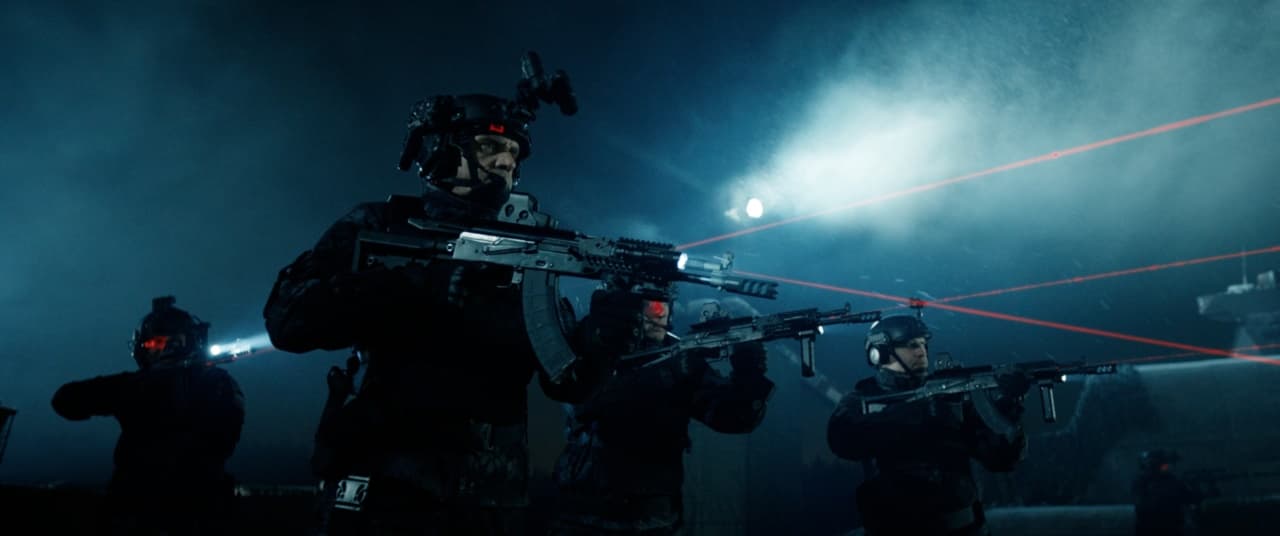 本片出動許多高科技軍武,國外觀眾讚嘆「好像在玩戰爭遊戲般刺激!」(車庫娛樂)