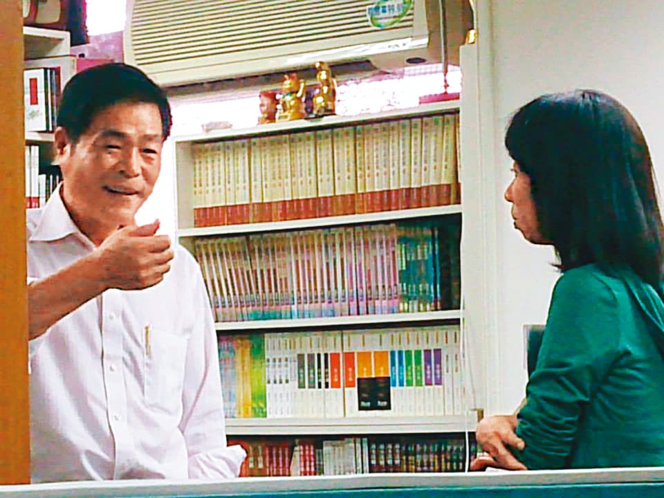 前衛出版社負責人林文欽(左)遭控侵害著作權、蓄意積欠版稅。(翻攝前衛出版社臉書)