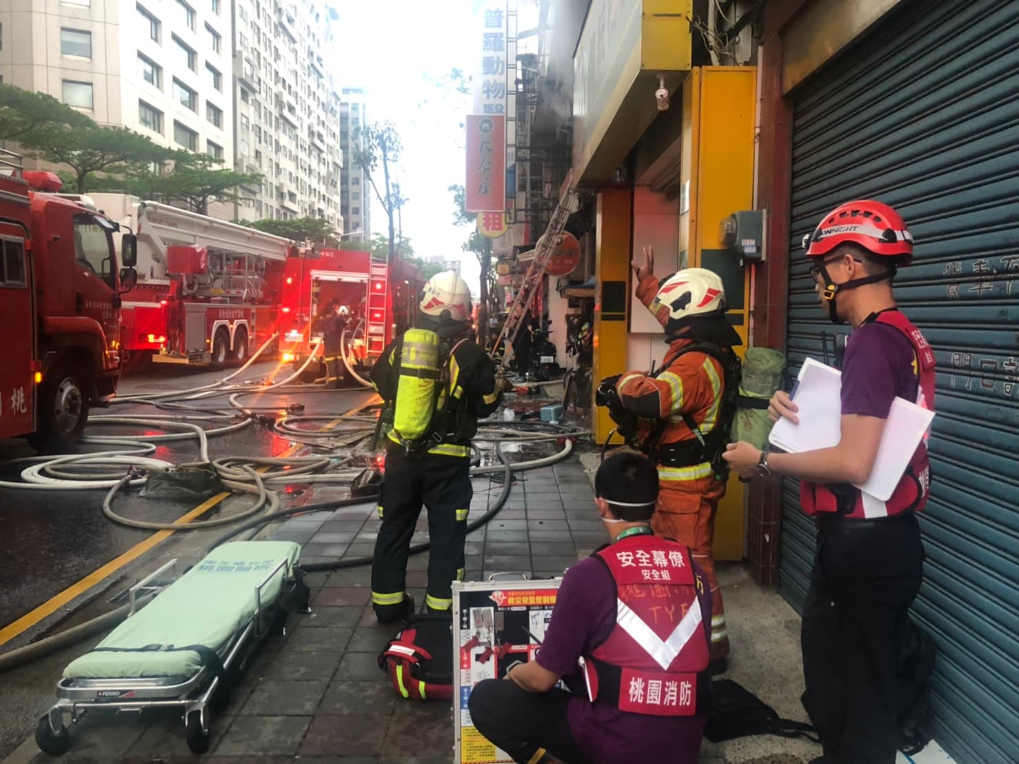 消防居接獲通報後,派出共29輛救援車輛及76名消防人員前往現場。(翻攝畫面)
