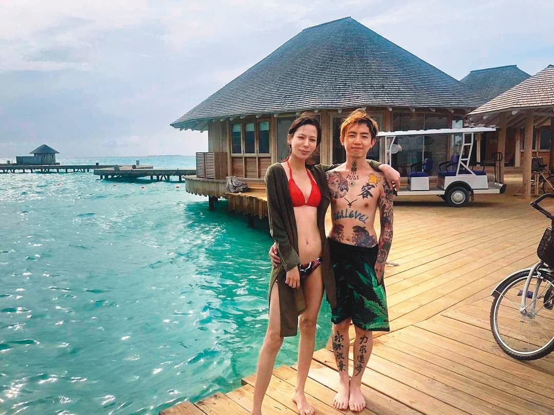 2年前,謝和弦(右)還帶著混血老婆Keanna(左)至馬爾地夫度假,當時2人常秀恩愛。