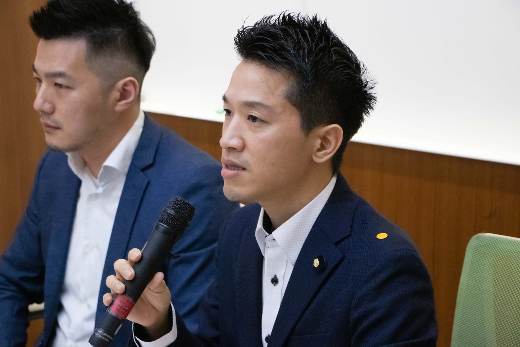 立委何志偉11日召開記者會,並邀請招名威、教育部高等教育司科長宋雯倩與會。(翻攝何志偉臉書)