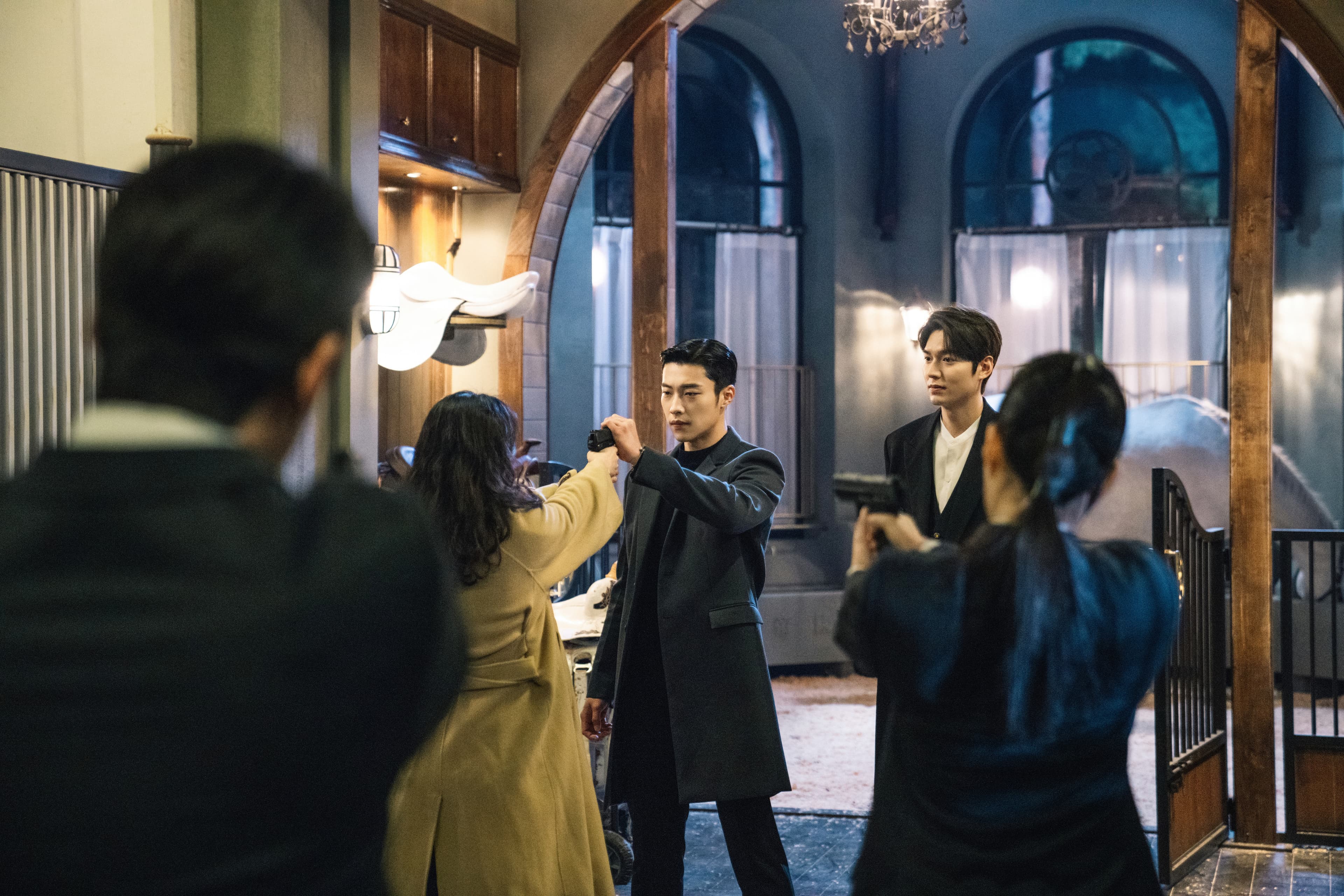 李敏鎬與男二禹棹煥(握槍者)的Bromance互動超吸睛。(Netflix提供)