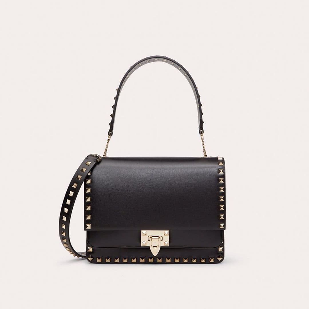 Valentino Garavani Rockstud鉚釘裝飾翻蓋提包(附鉚釘裝飾長背帶)。NT$85,000(翻攝自網路)