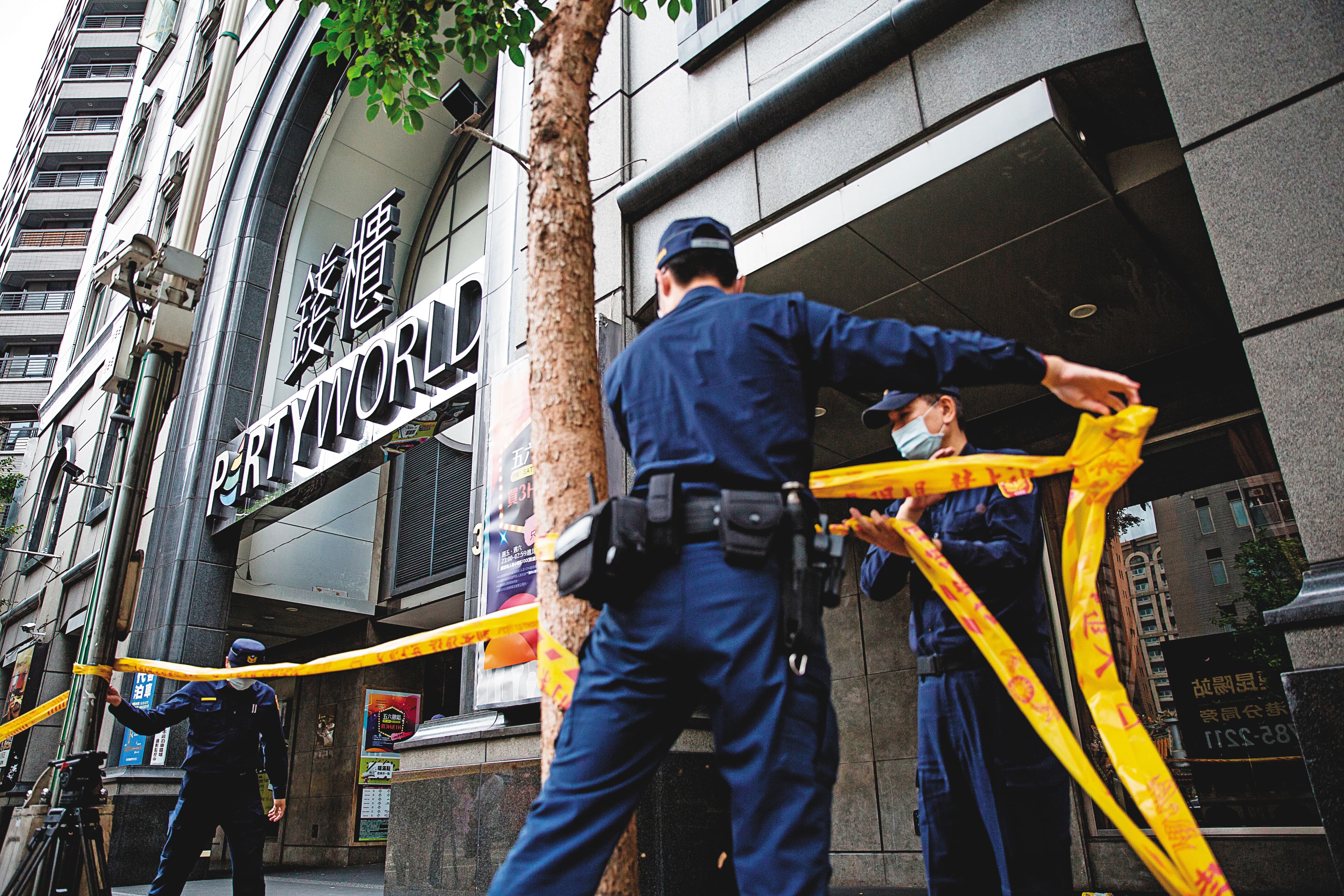 錢櫃大火後，全台KTV加強消防安檢，酒店小姐少了陪唱、陪酒的賺錢機會。