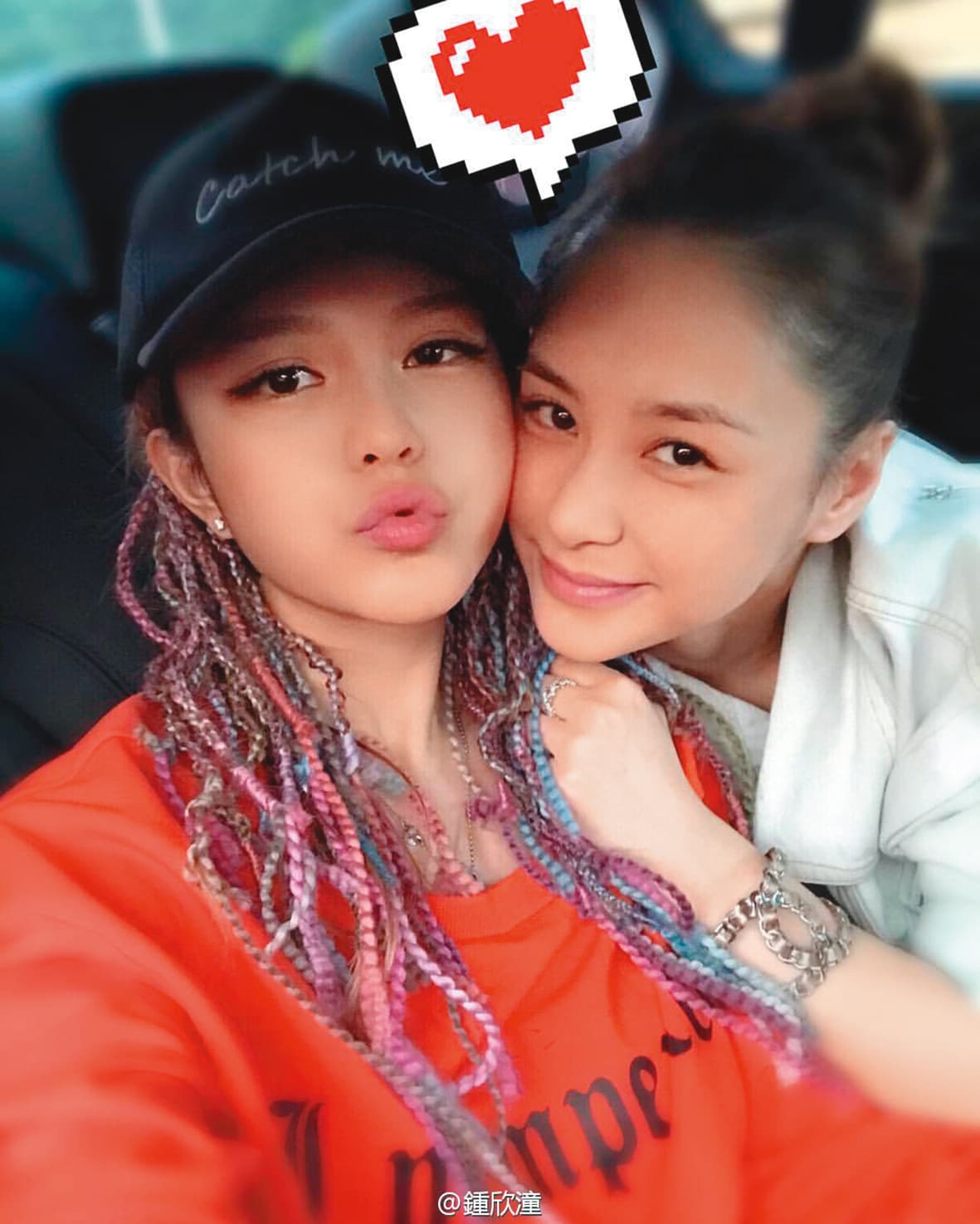 阿嬌跟周揚青(左)是好閨密,早在阿嬌婚變前,周揚青就曾發文寫下「我中有妳,妳中有我,旁邊那男人我看不到。」(翻攝自鍾欣潼微博)