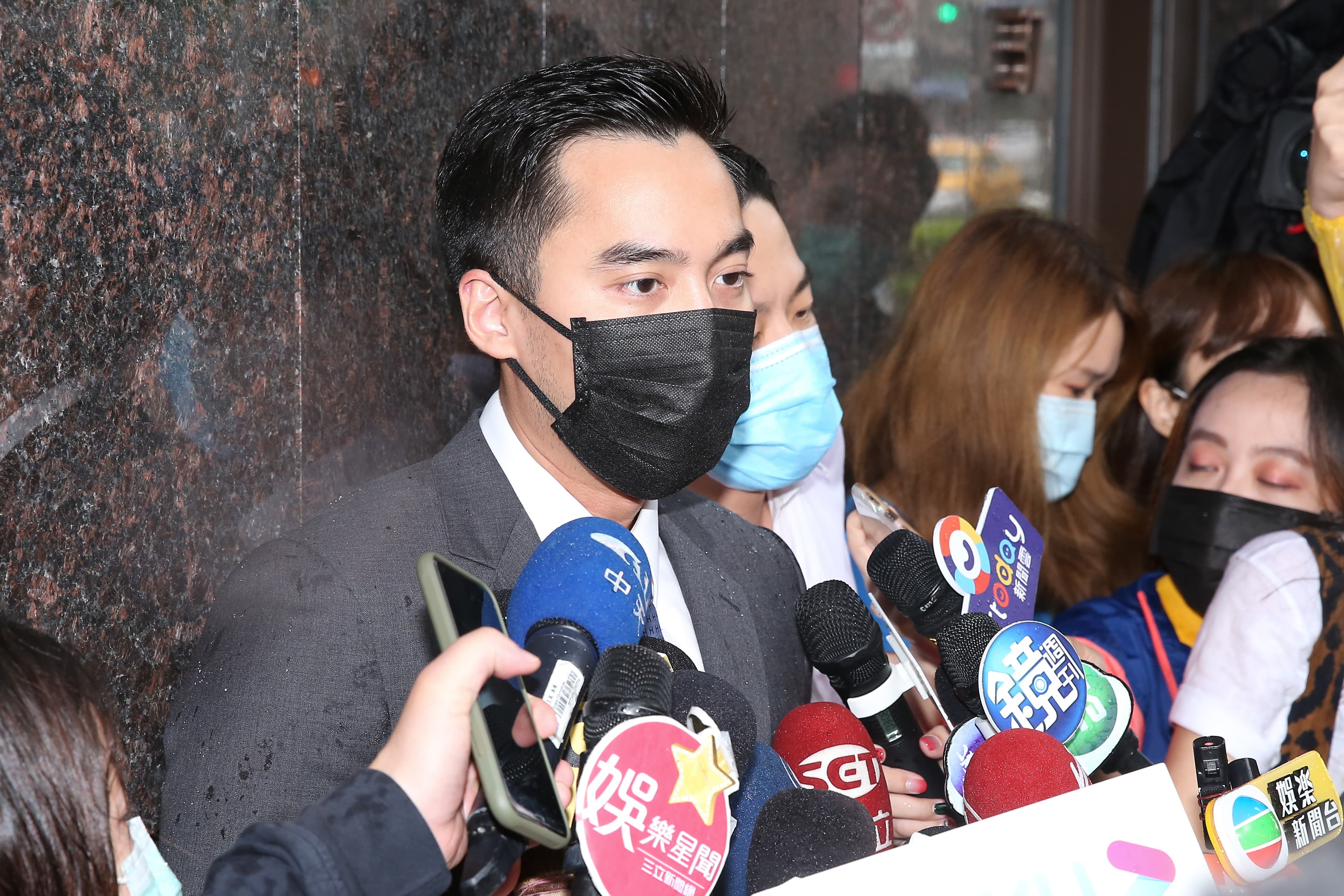 賴弘國12日早上在診所前召開記者會。