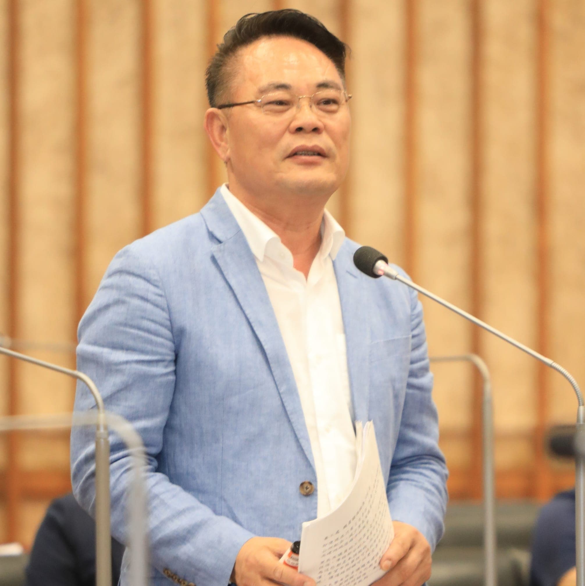駕車撞死機車騎士的高市議員韓賜村,現為高市議會民進黨團總召。(翻攝畫面)