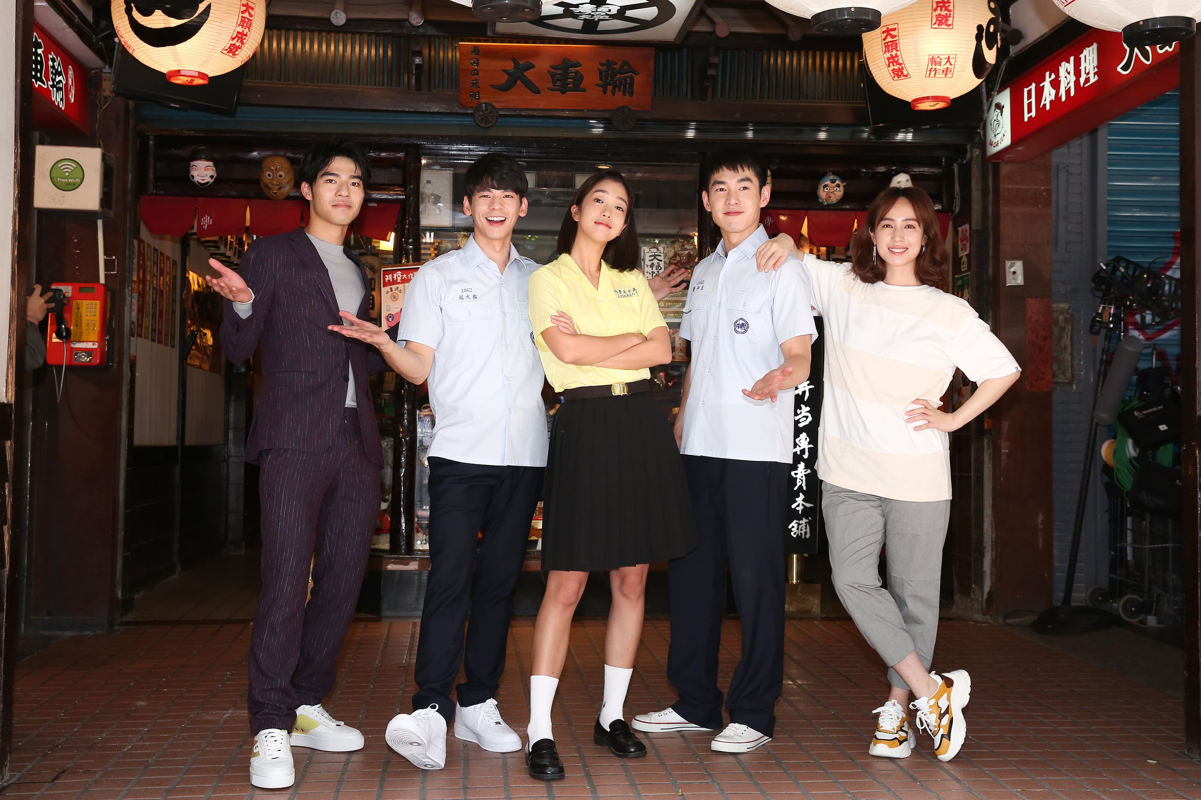 迷你劇集《大債時代》今日舉行開鏡儀式,主要演員陳昊森(左起)、林柏宏、李霈瑜(大霈) 、張書豪、小薰(黃瀞怡)等人一同出席祈求拍攝順利。