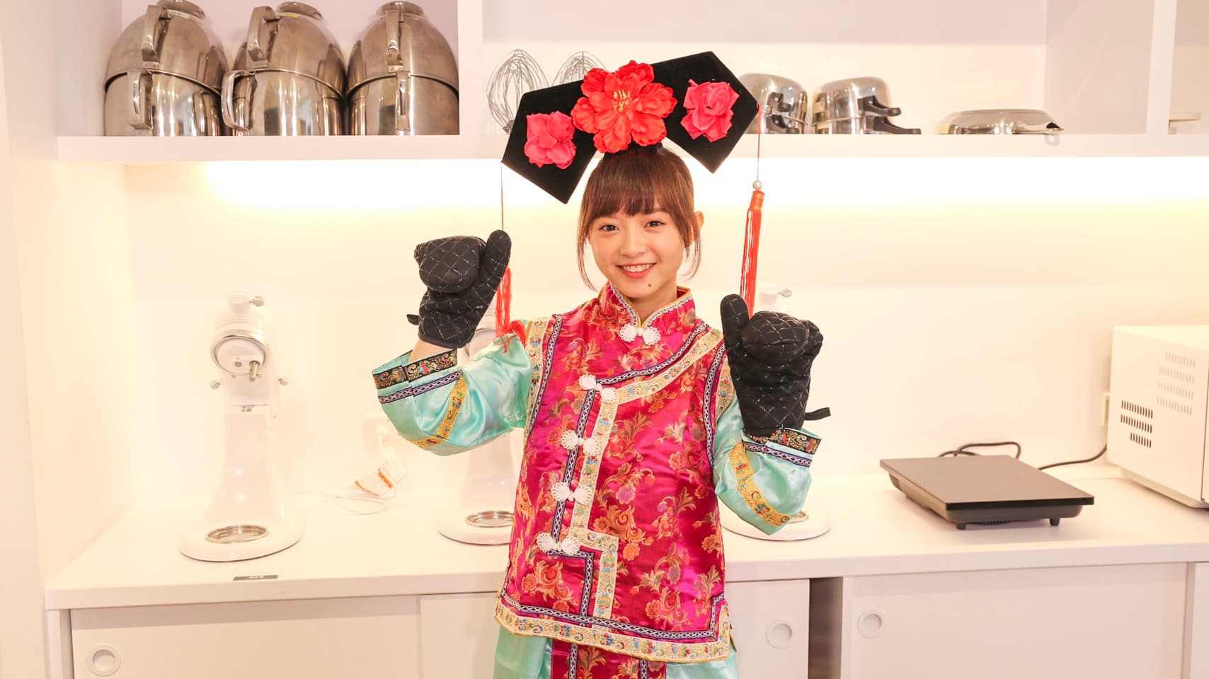《哈囉!我是格格》主持人AKB48 Team TP隊長陳詩雅,在節目中變身成古代格格與來賓挑戰各式遊戲。(《哈囉!我是格格》提供)