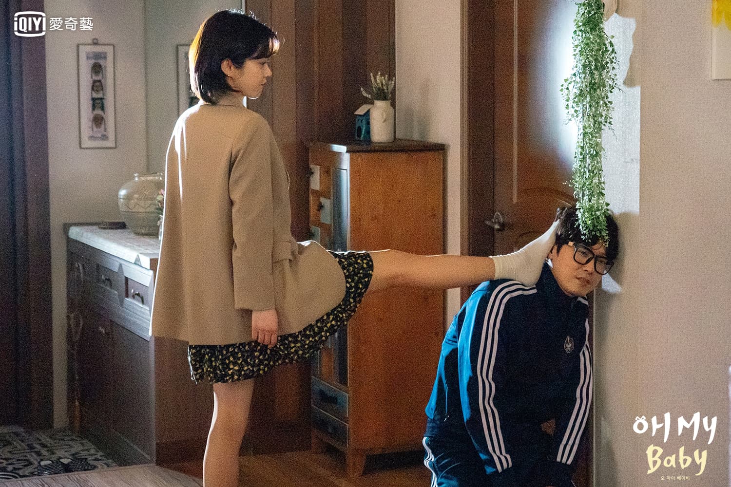 張娜拉在《Oh My Baby》飾演「要孩子不要愛」的育兒雜誌編輯,朴秉恩是她的多年好友。(愛奇藝台灣站提供)