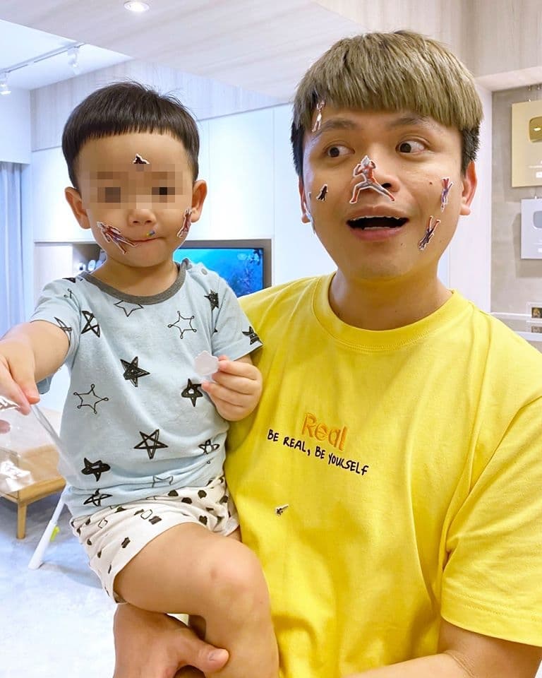 蔡阿嘎的兒子蔡桃貴人氣旺,許多網友是因蔡桃貴來看影片。(翻攝自蔡阿嘎臉書粉絲頁)