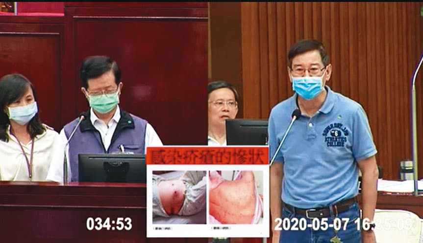 兆如爆發老人集體感染疥瘡,台北市議員李慶元(右)特別在議會質詢衛生局。(翻攝台北市議會官網)