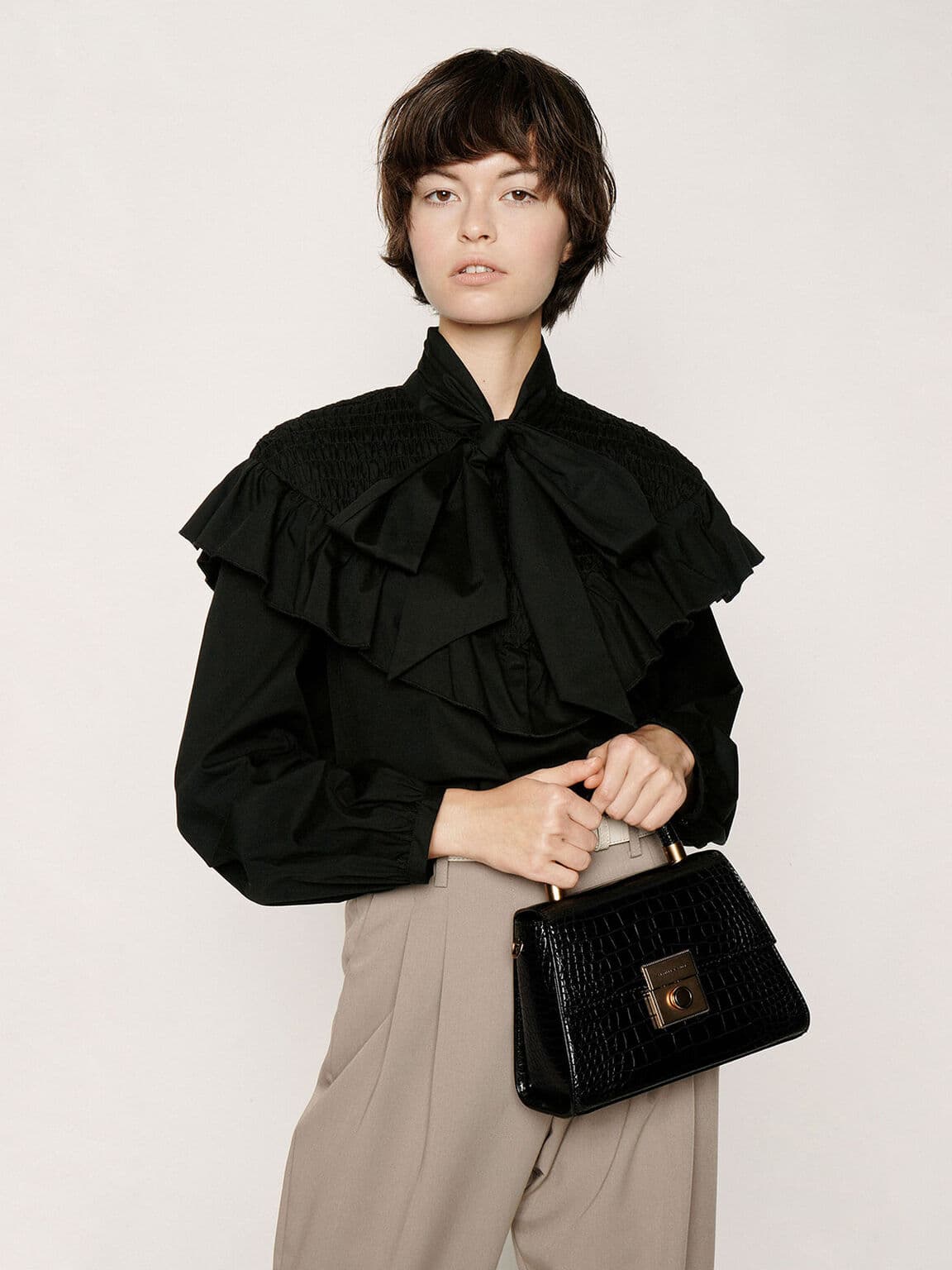 CHARLES & KEITH黑色鱷魚紋手提包。NT$2,290(CHARLES & KEITH提供)