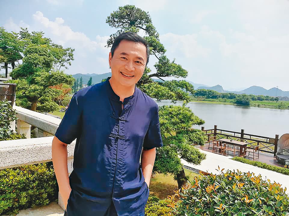 湯志偉與老婆Juby曾在夜市叫賣古早味蛋糕。(翻攝自湯志偉臉書)