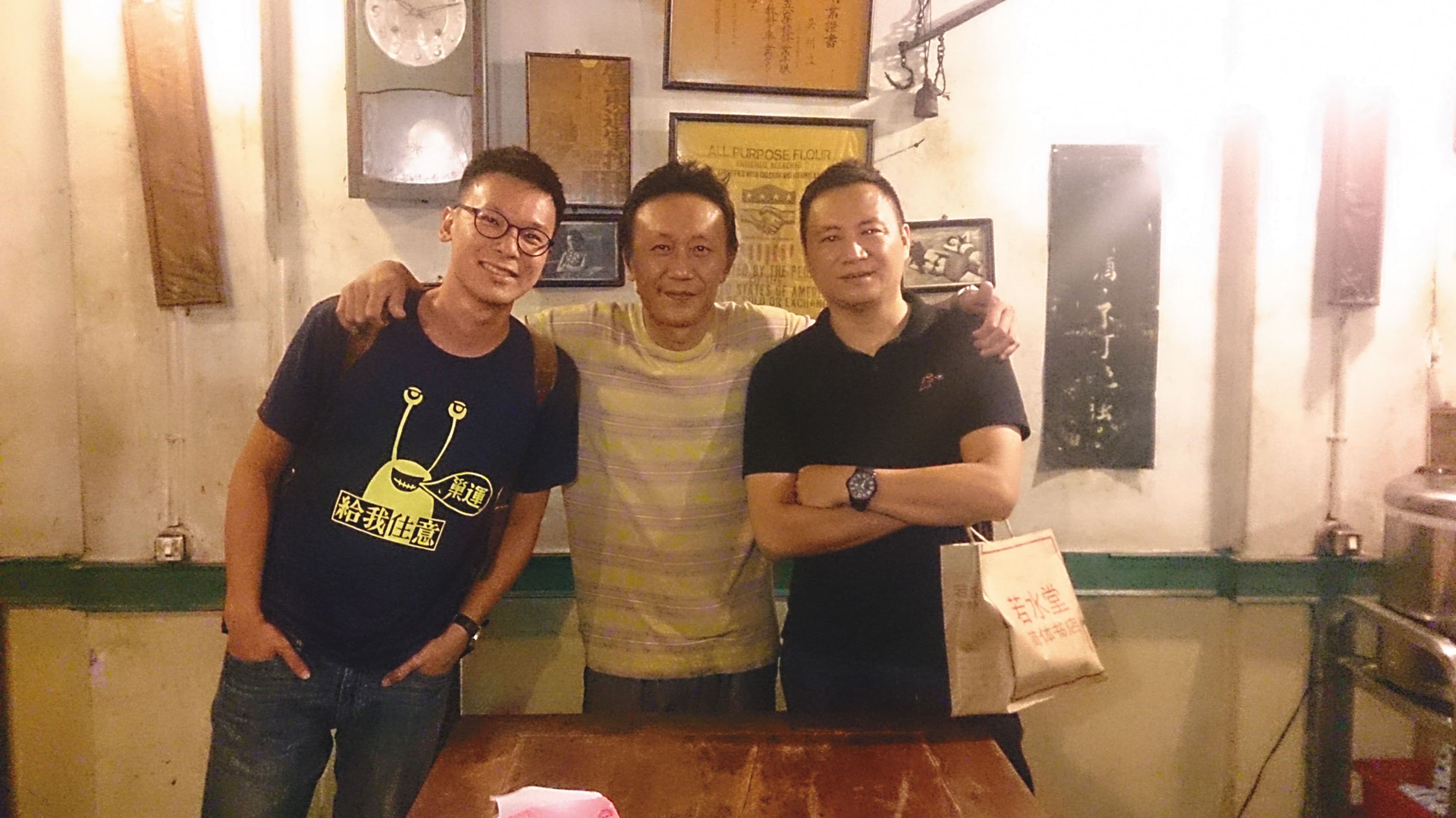 劉建華(中)是老闆兼廚師,個性海派鮮明,新一代政治人物如林飛帆(左)、大陸民運人士王丹(右)都曾是座上嘉賓。(阿才的店提供)