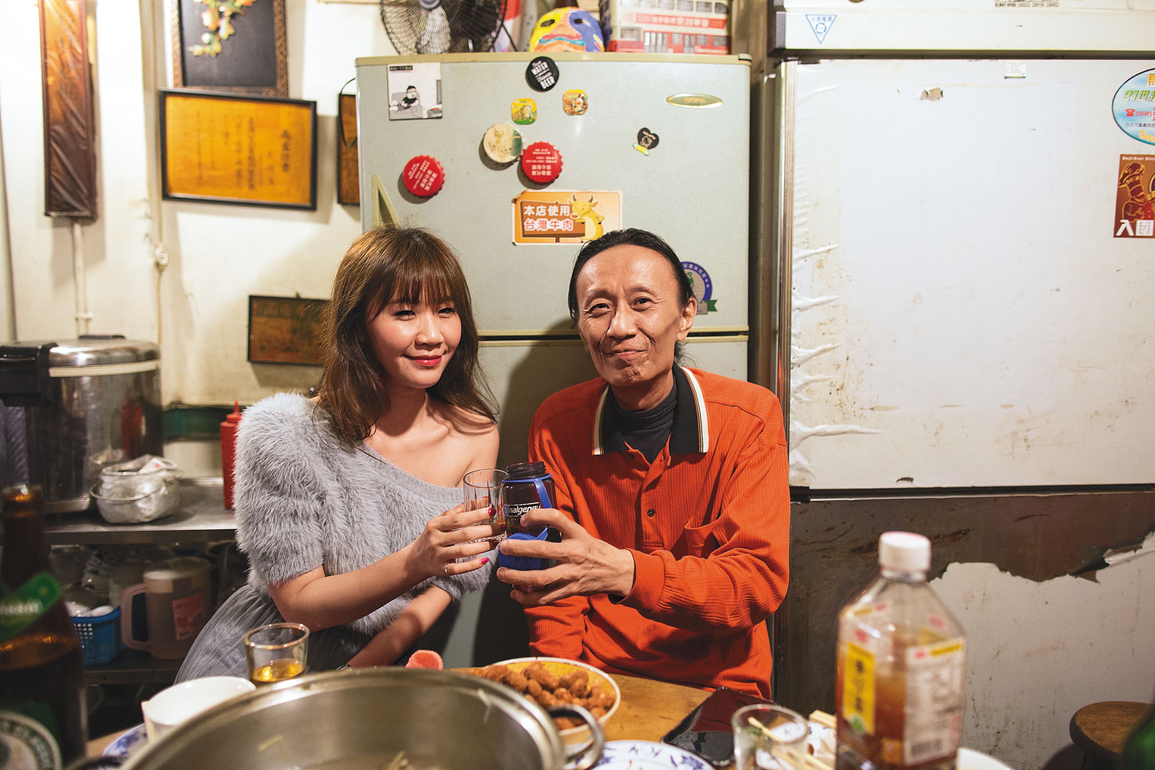 劉建華(右)今年2月病逝,女兒楊怡欣(左)和他關係一度水火不容。