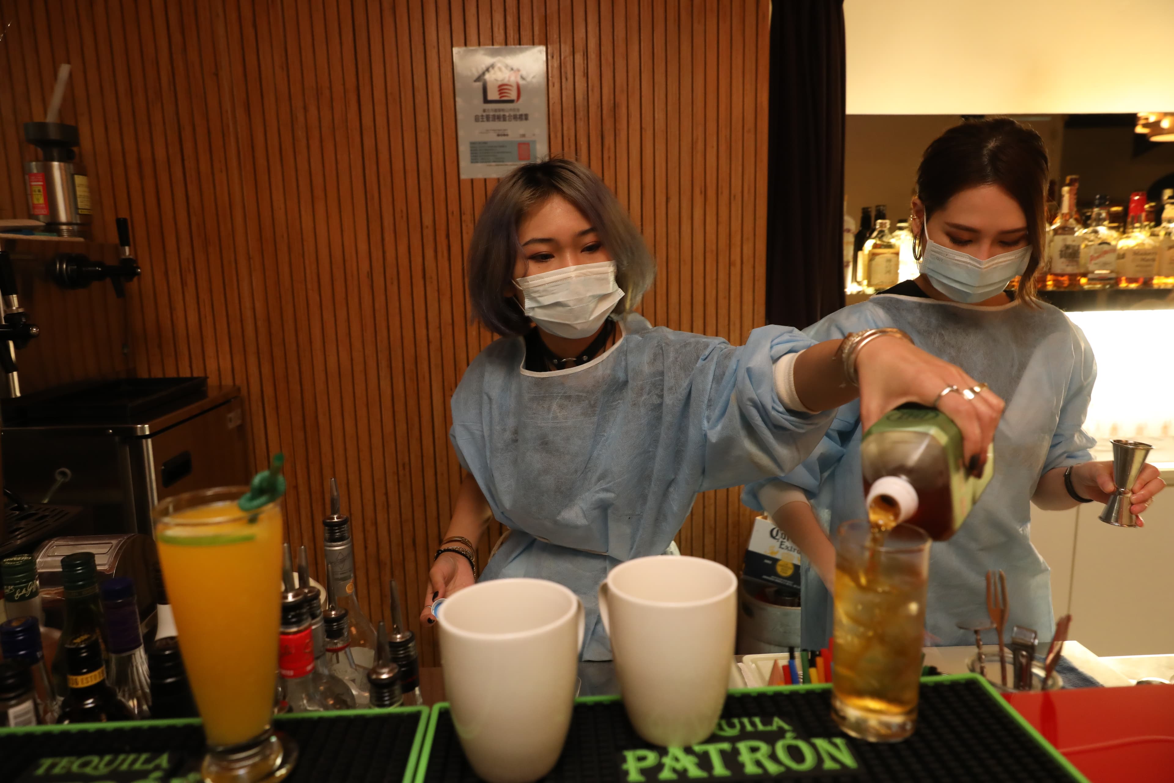 BAR NINE服務生穿防護衣戴口罩，防疫措施做到滴水不漏。