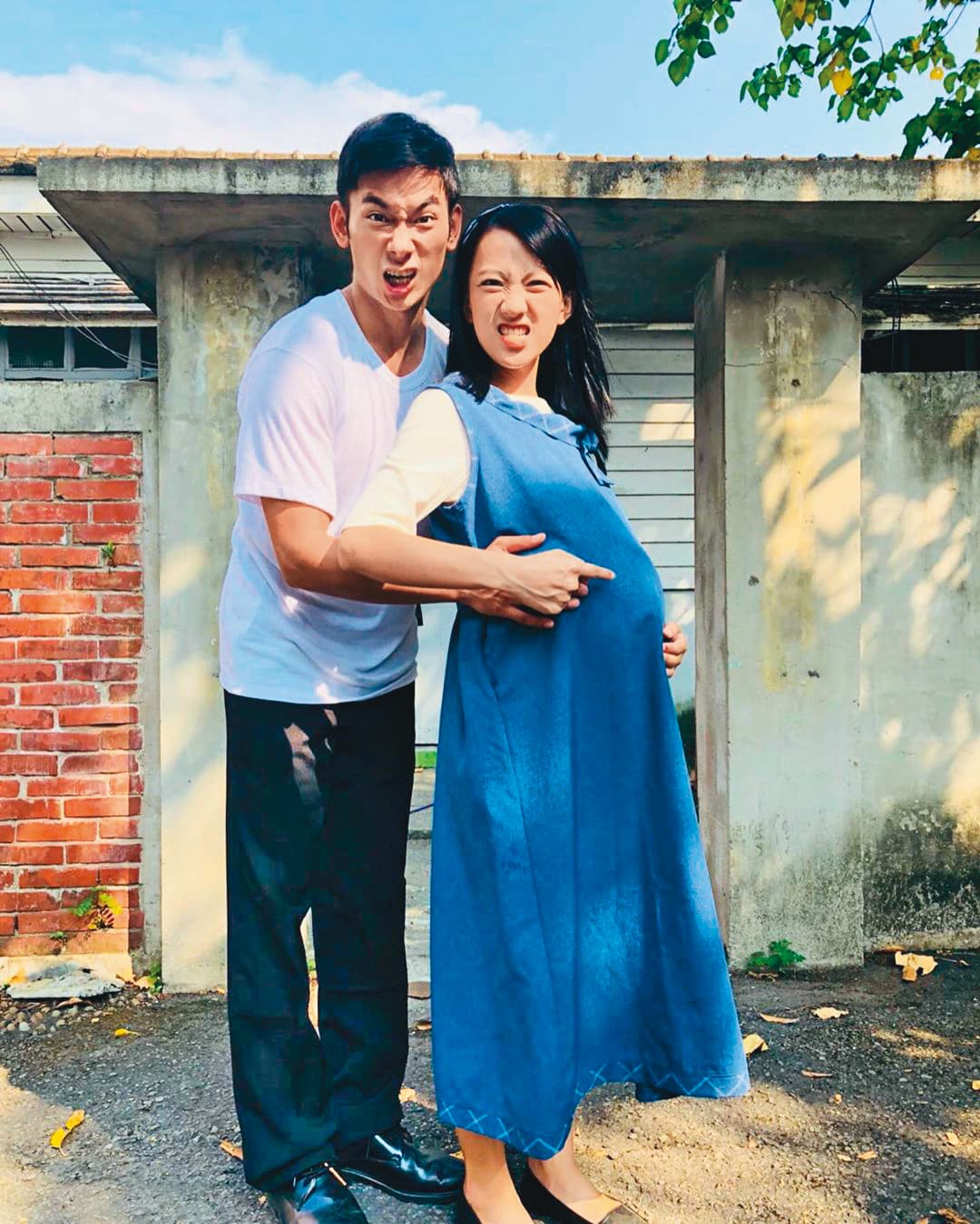 范宸菲(右)與亮哲(左)在大愛《與愛同行》演出一對夫妻。
