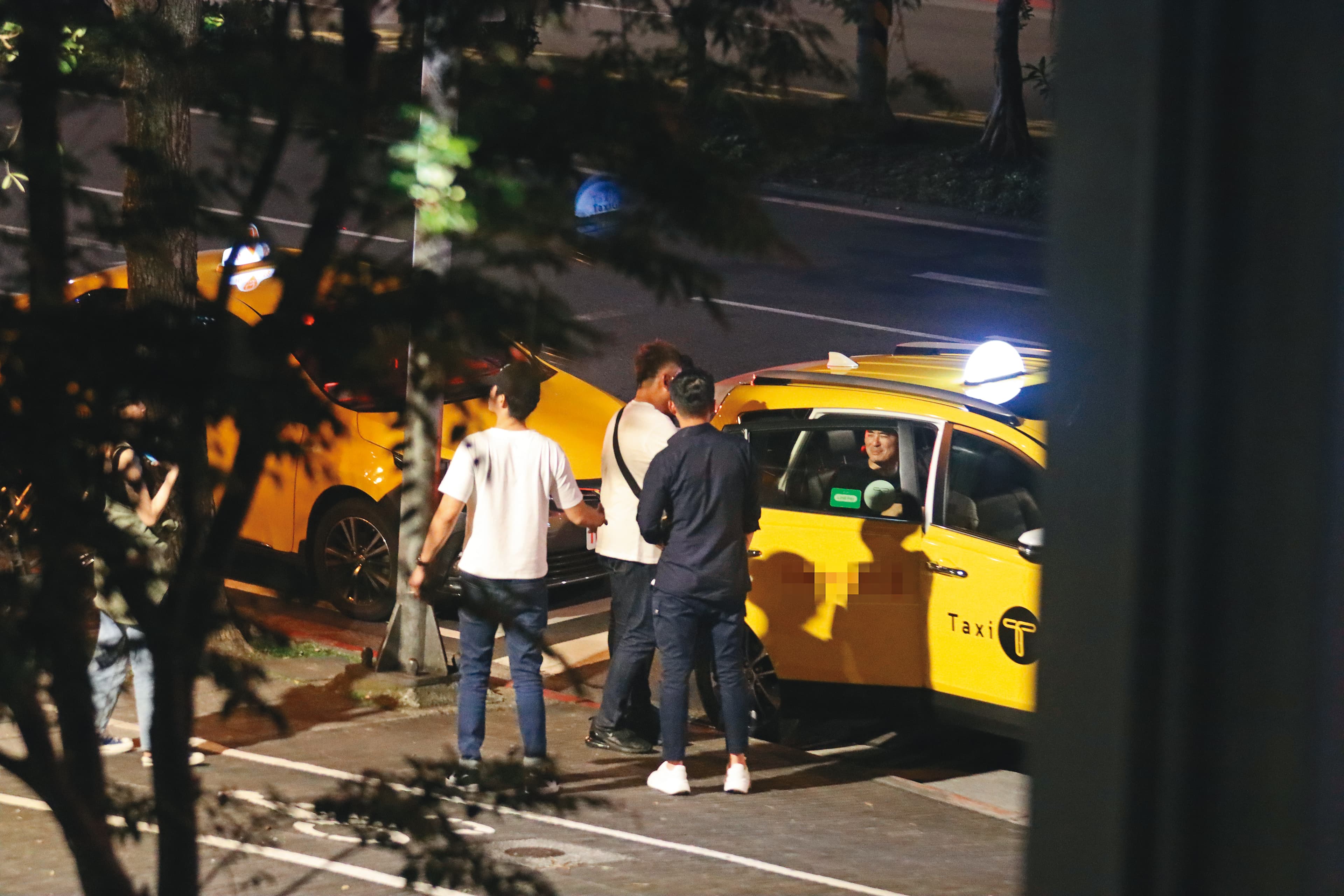 00:08汪小菲親自將邵昕送上計程車，照顧得相當周到。