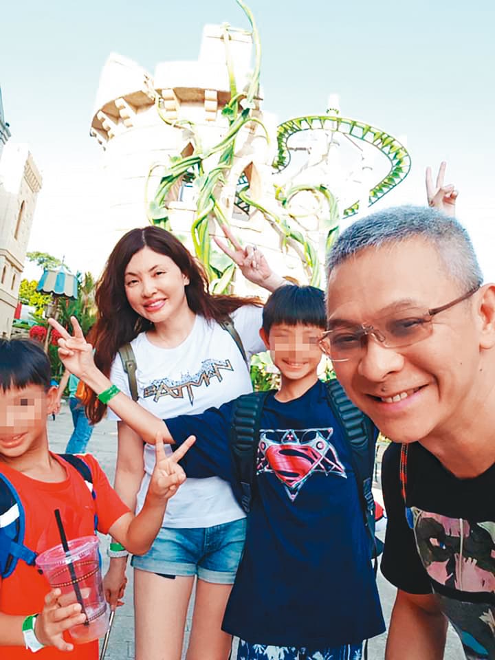 王敏錡(右1)與何如芸(左2)結婚16年,育有2子,如今婚姻面臨破局。(翻攝自何如芸臉書)