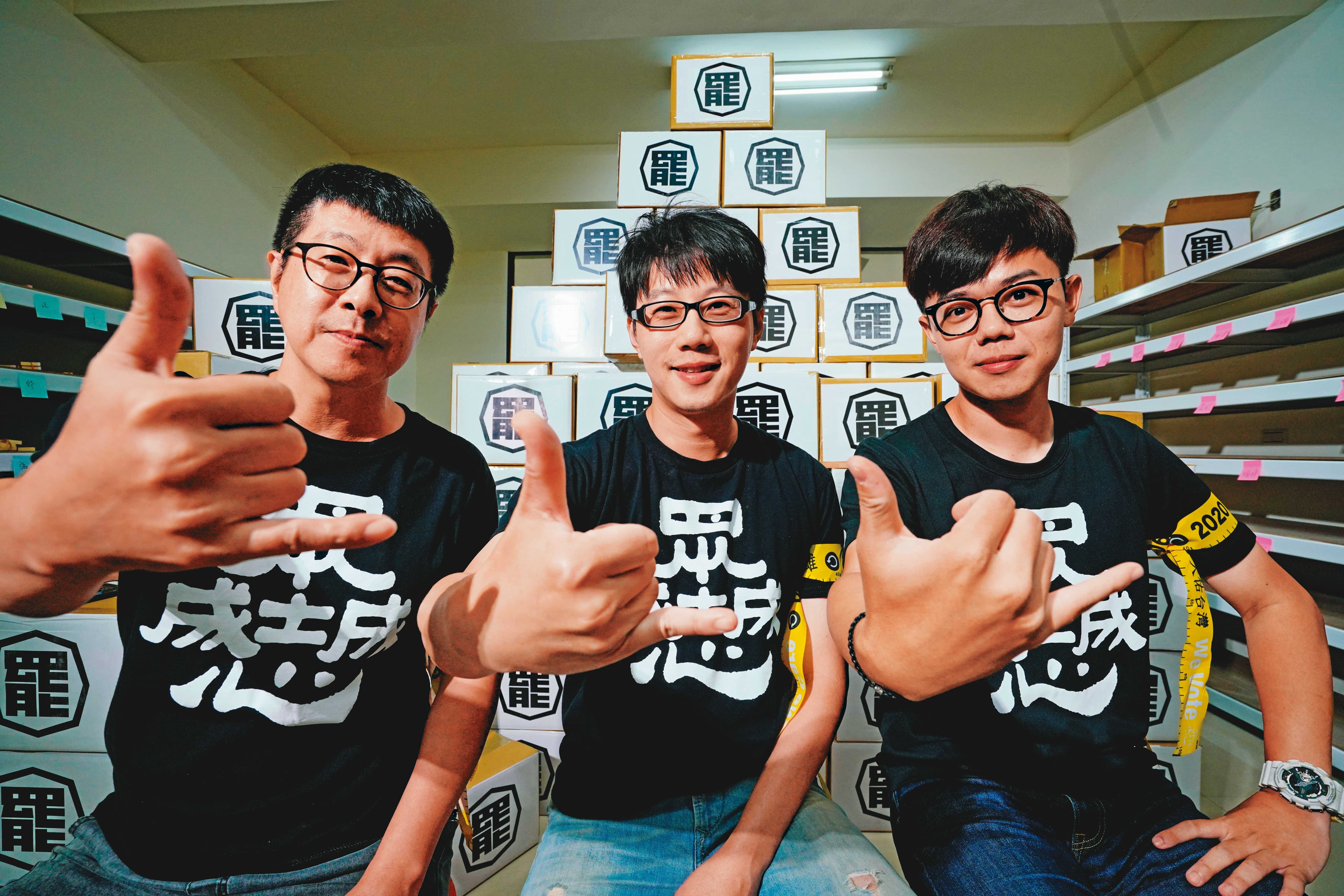 發起高雄市長韓國瑜罷免案的「罷韓四君子」尹立(左)、陳冠榮(中)、張博洋(右)、李佾潔接受本刊專訪,提出罷韓關鍵在投票率。
